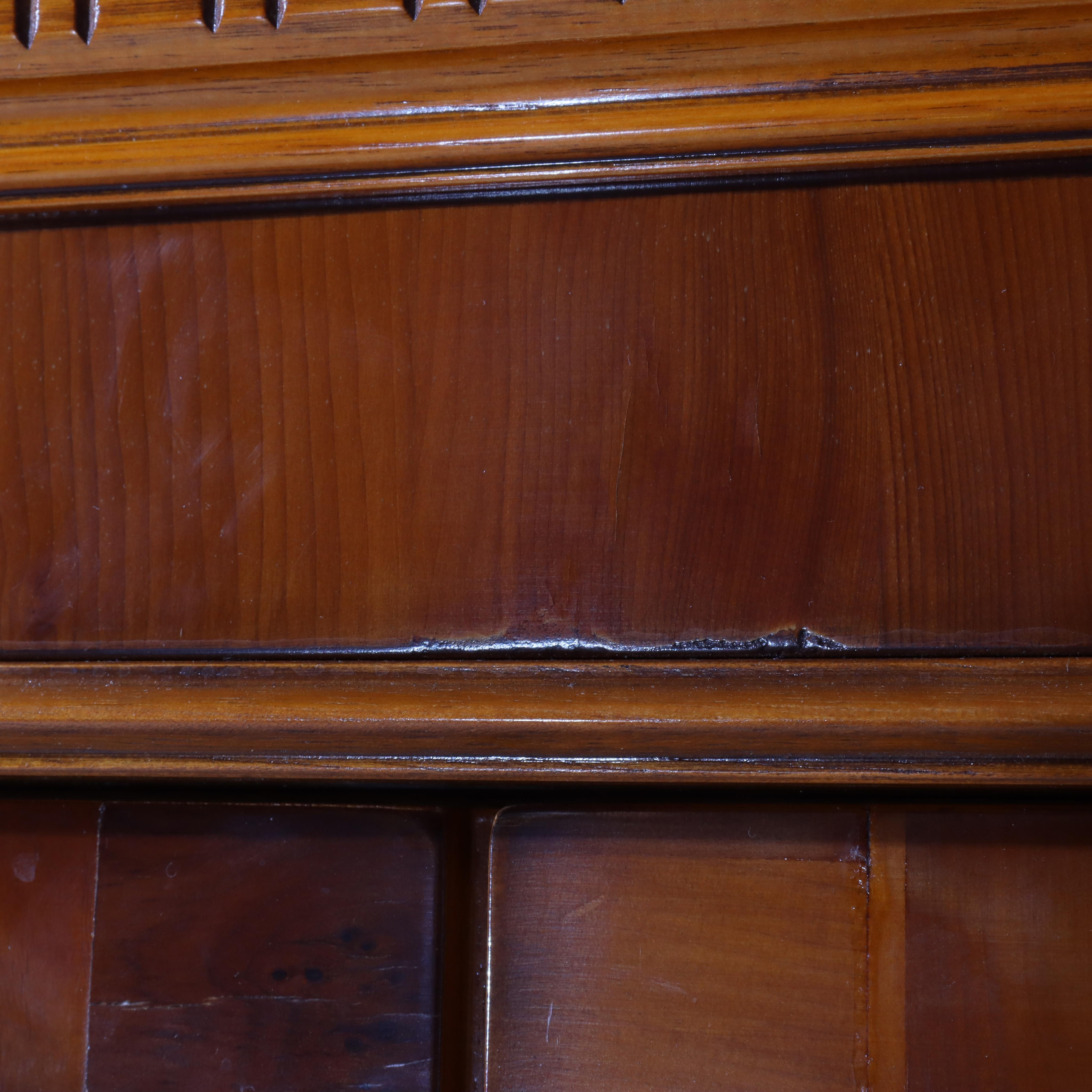 Antico gabinetto per le porcellane a due ante e cinque cassetti in mogano e legno satinato C1920 in vendita 7