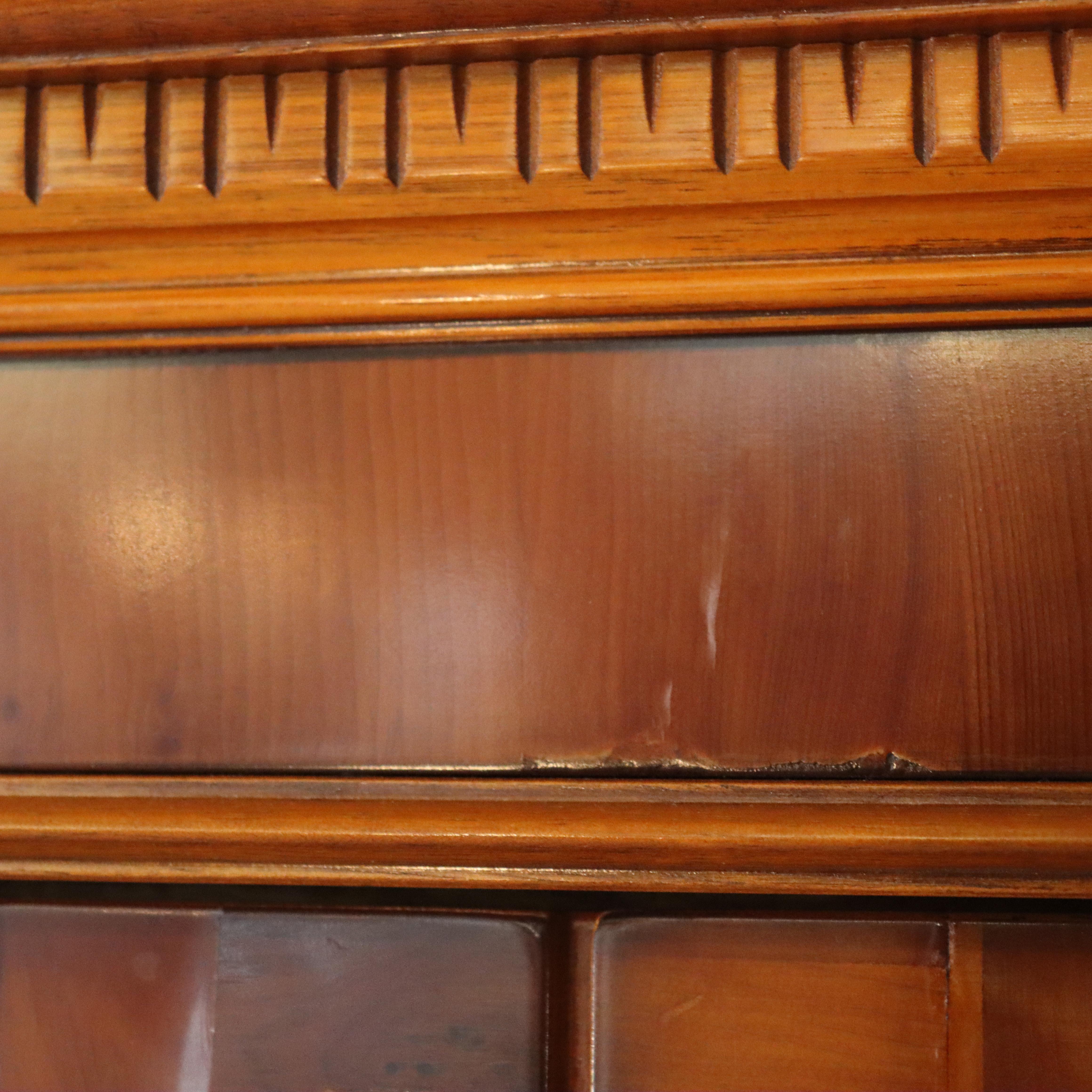 Antico gabinetto per le porcellane a due ante e cinque cassetti in mogano e legno satinato C1920 in vendita 8