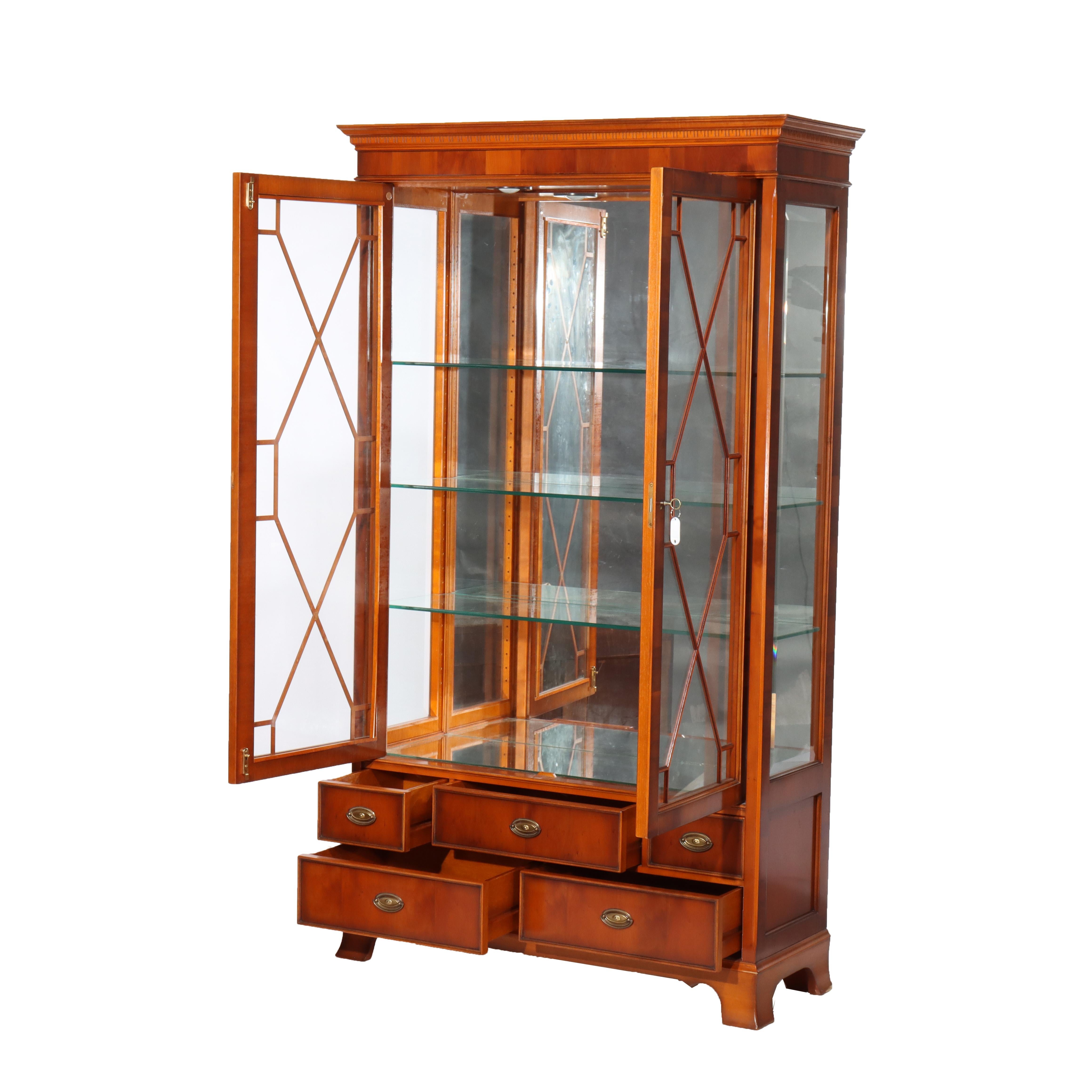 Antico gabinetto per le porcellane a due ante e cinque cassetti in mogano e legno di raso, con lavorazione a reticolo, non firmato C1920
Misure: 68,75 