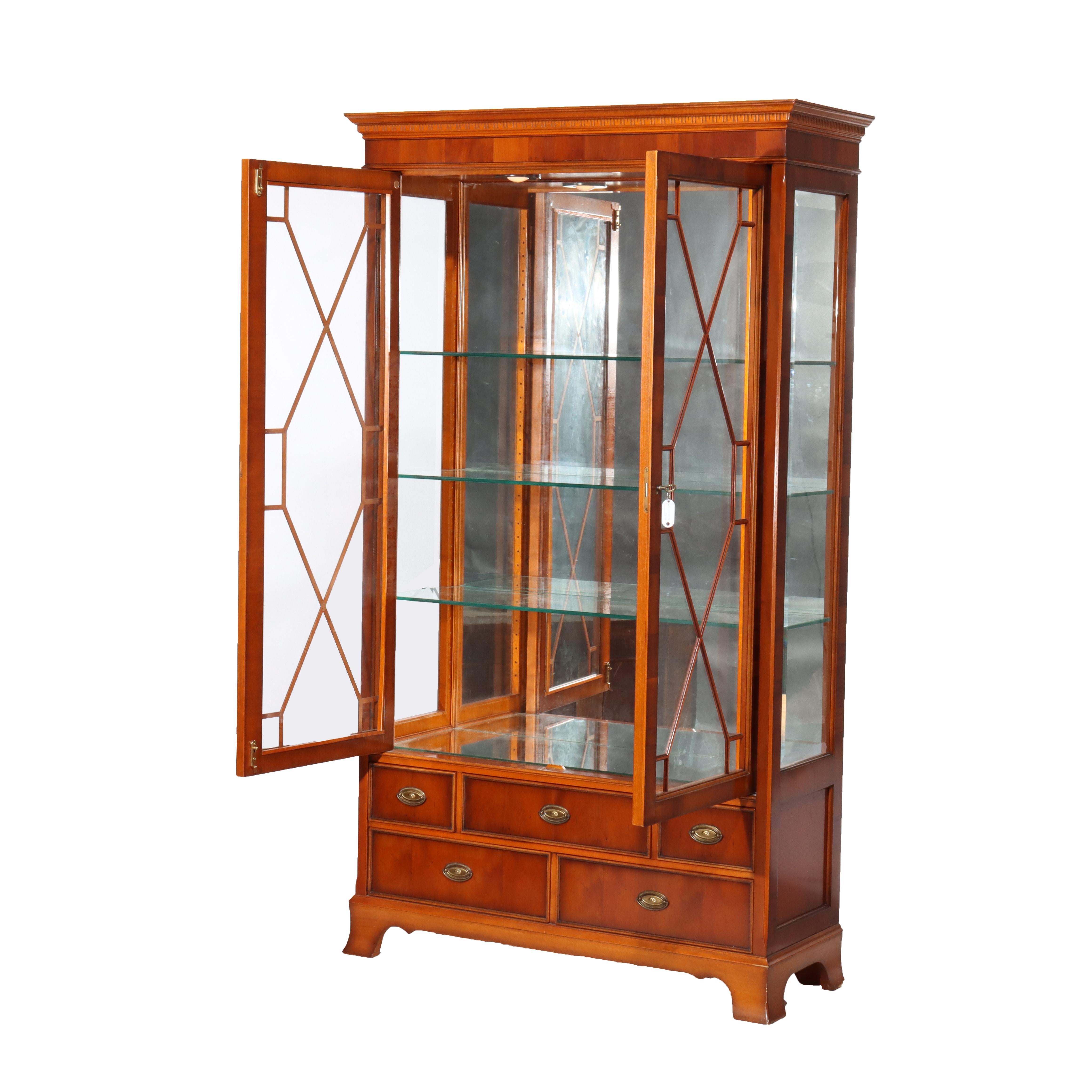 Antico gabinetto per le porcellane a due ante e cinque cassetti in mogano e legno satinato C1920 In condizioni buone in vendita a Big Flats, NY