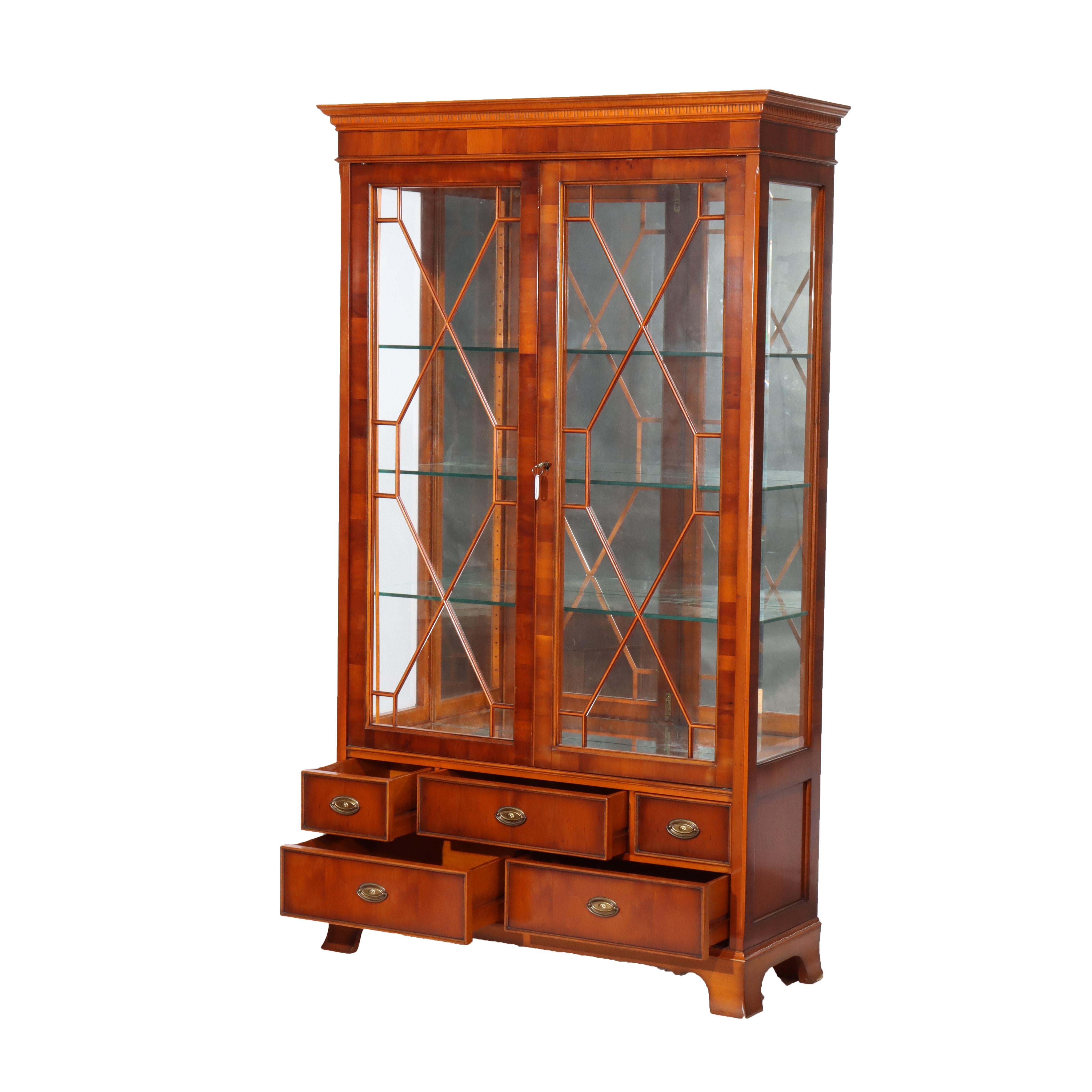 Mogano Antico gabinetto per le porcellane a due ante e cinque cassetti in mogano e legno satinato C1920 in vendita