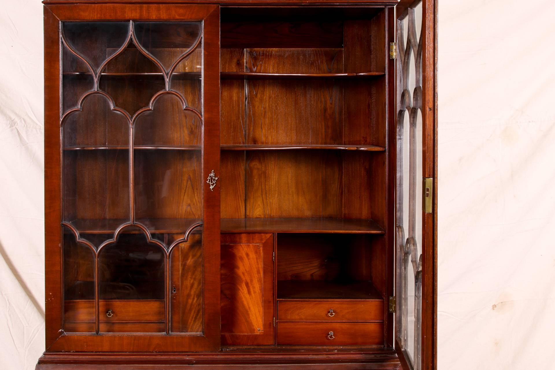 Ancienne bibliothèque secrétaire en acajou avec portes en verre à meneaux Bon état à Bridgeport, CT