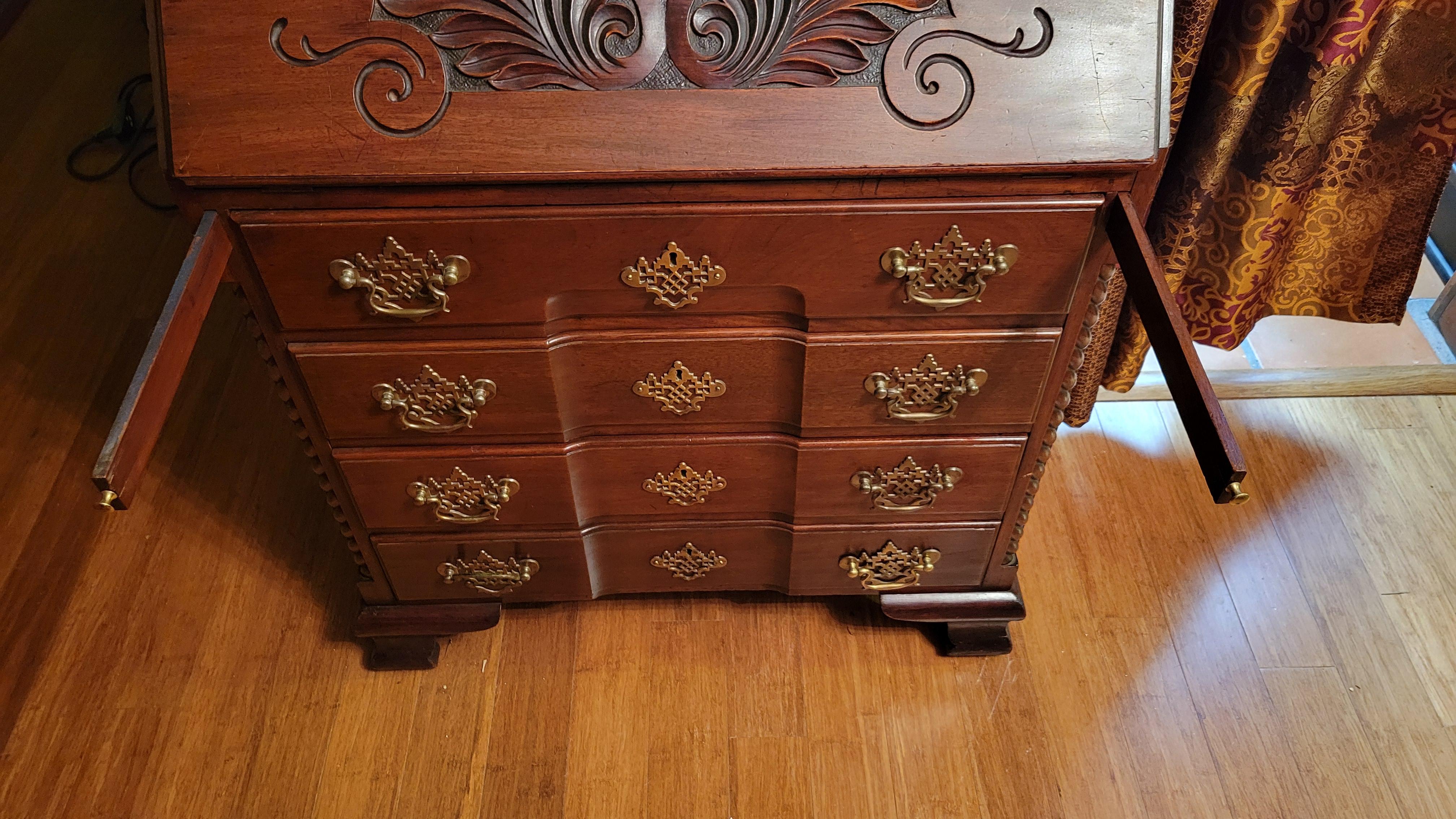 Antiker Sekretär-Schreibtisch aus Mahagoni mit Regalleiste aus Messing und geschnitzter Front im Angebot 5