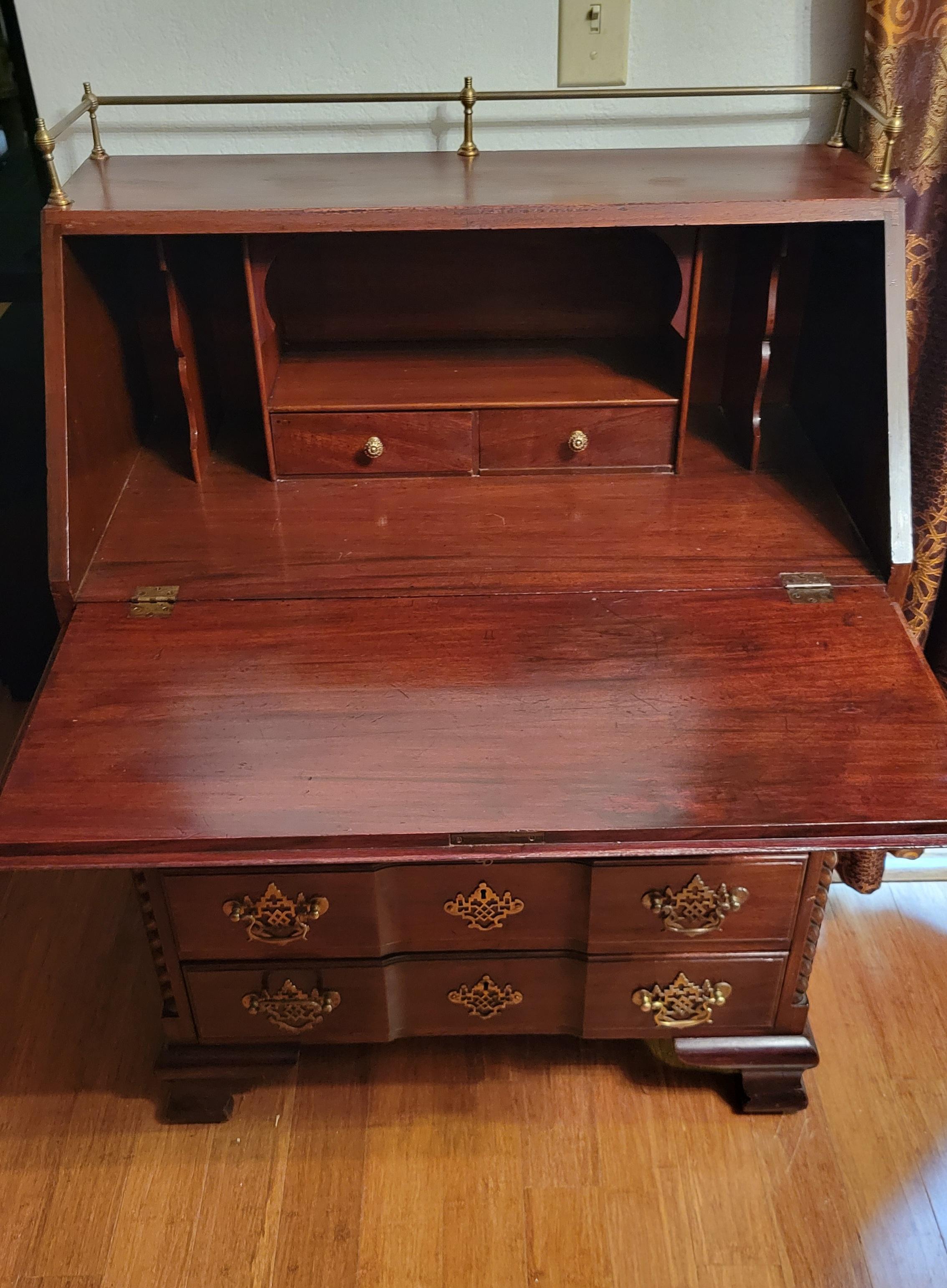 Antiker Sekretär-Schreibtisch aus Mahagoni mit Regalleiste aus Messing und geschnitzter Front im Angebot 6