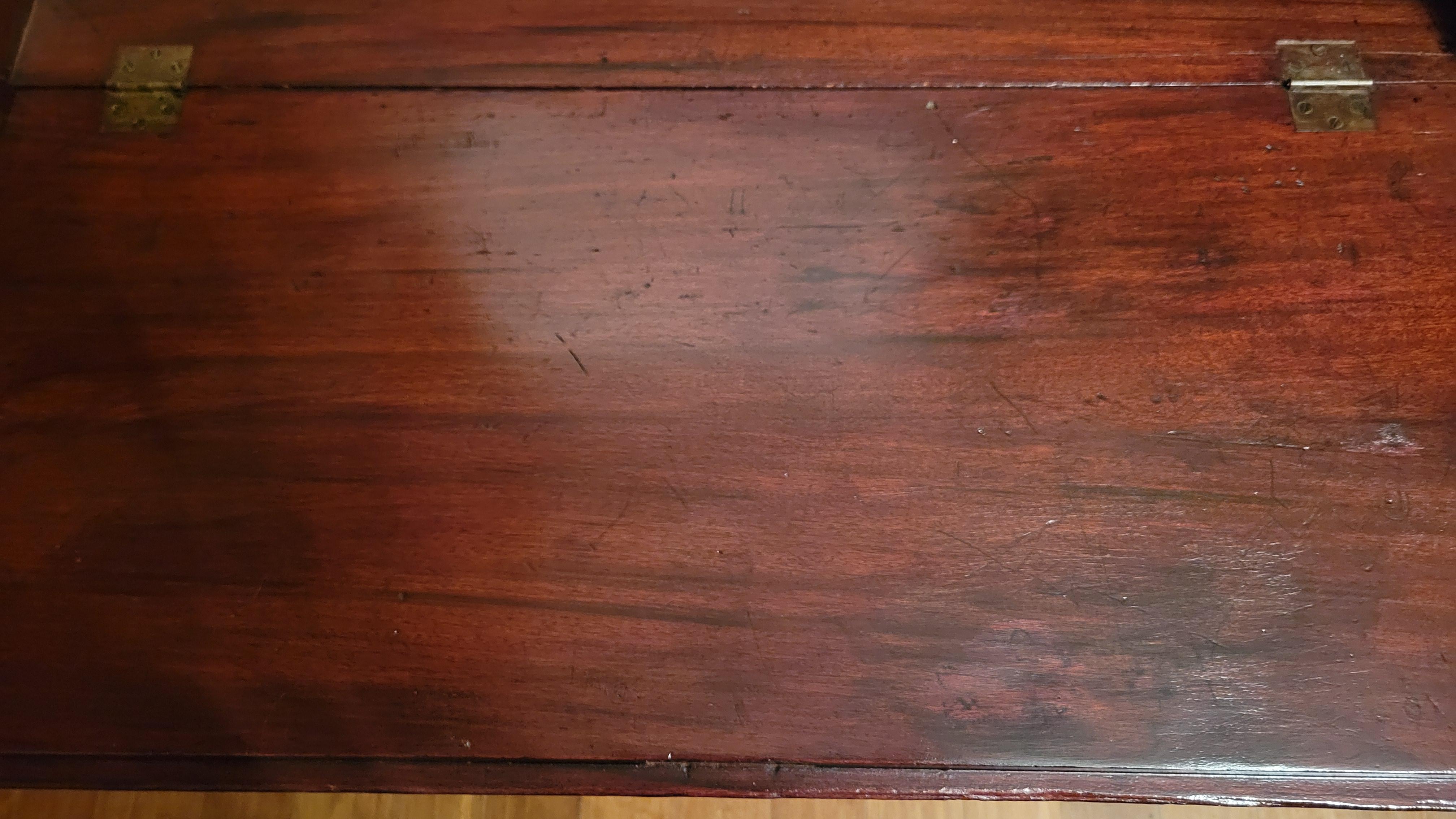 Antiker Sekretär-Schreibtisch aus Mahagoni mit Regalleiste aus Messing und geschnitzter Front im Angebot 7