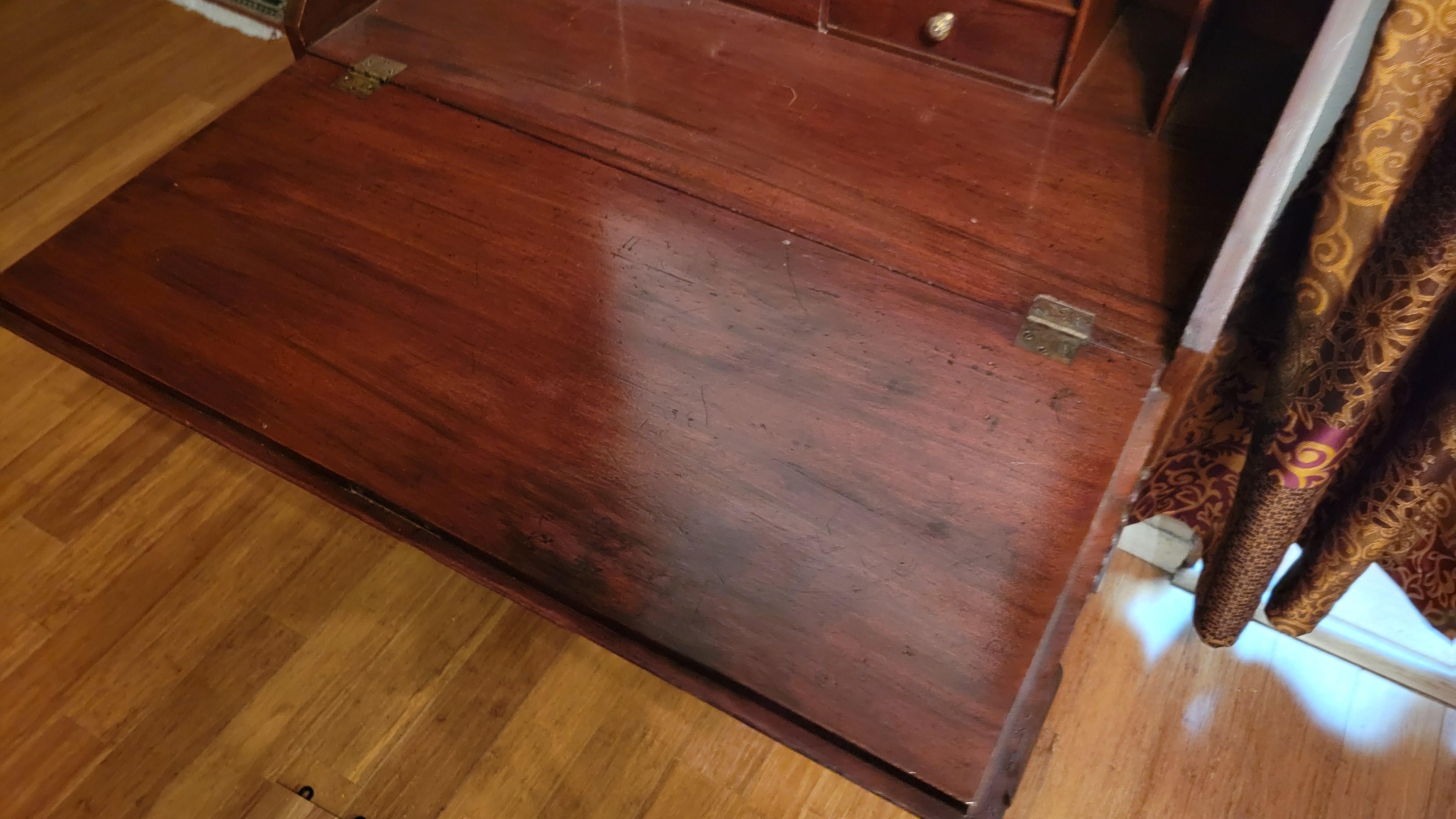 Antiker Sekretär-Schreibtisch aus Mahagoni mit Regalleiste aus Messing und geschnitzter Front im Angebot 8