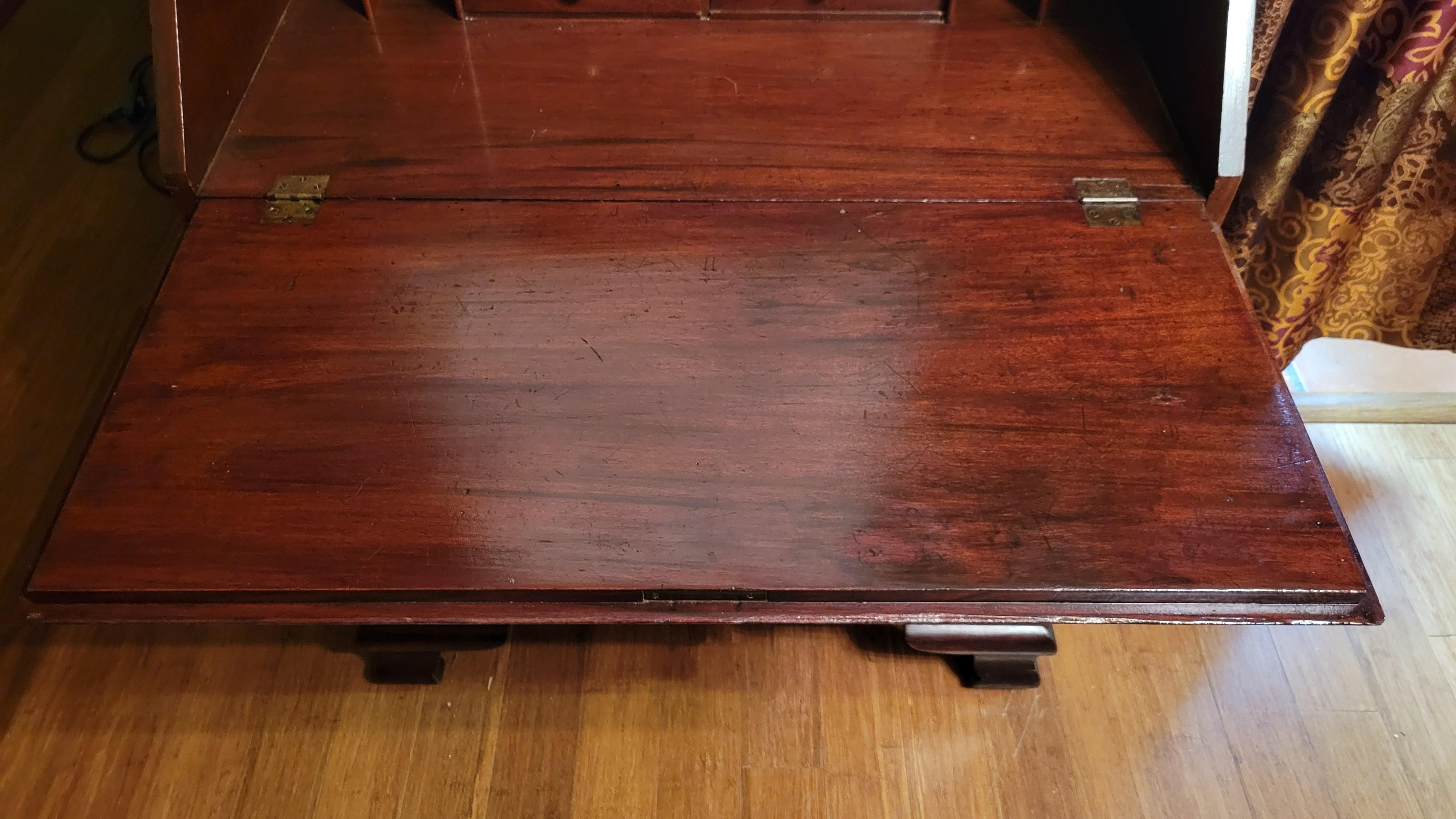 Antiker Sekretär-Schreibtisch aus Mahagoni mit Regalleiste aus Messing und geschnitzter Front im Angebot 9