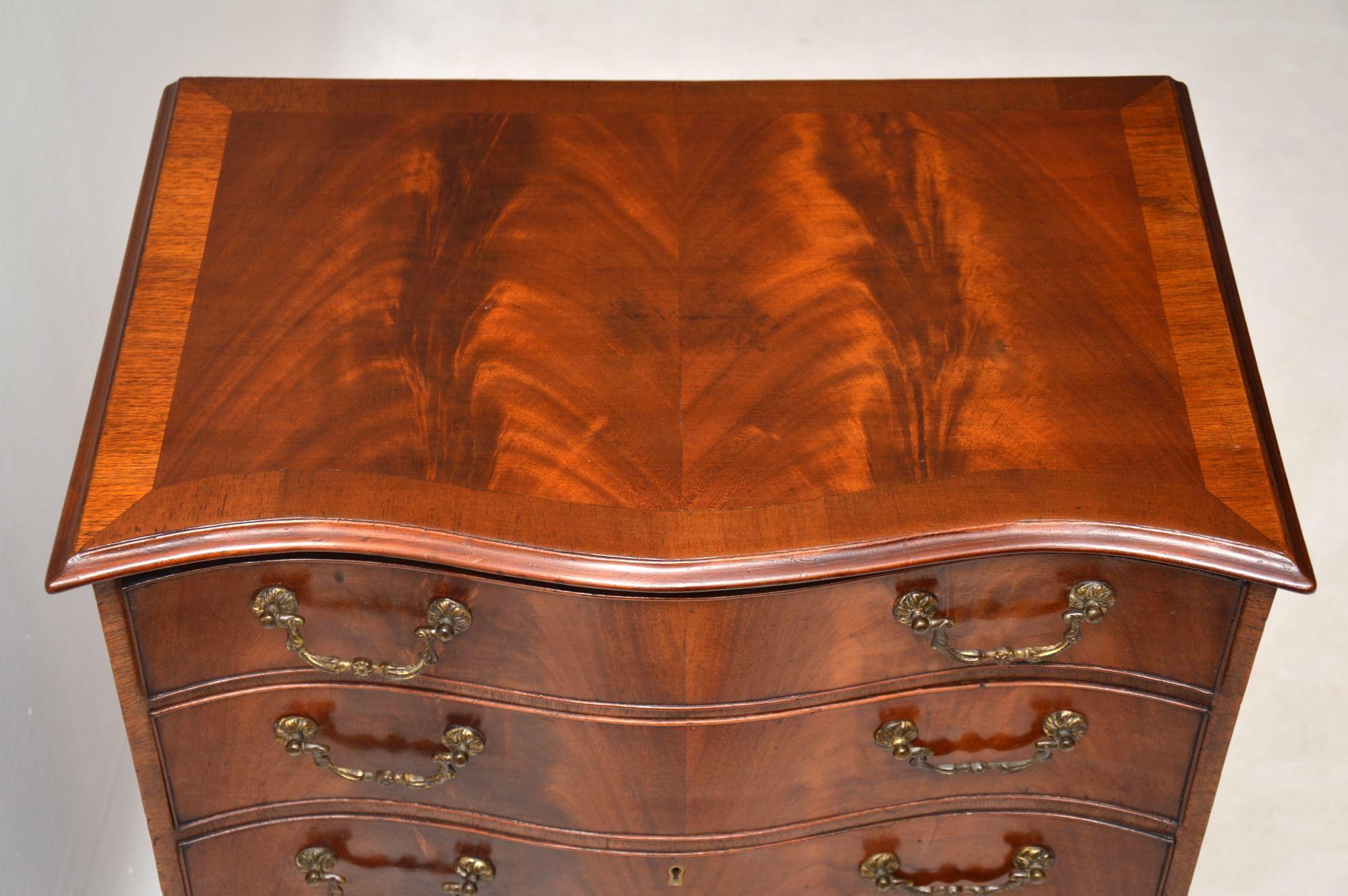 Antique Mahogany Serpentine Chest of Drawers 3