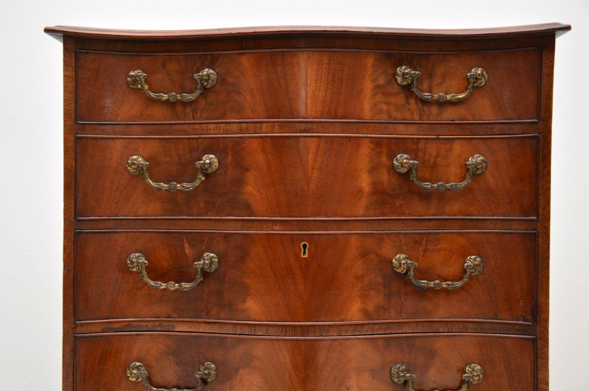 Antique Mahogany Serpentine Chest of Drawers In Good Condition In London, GB