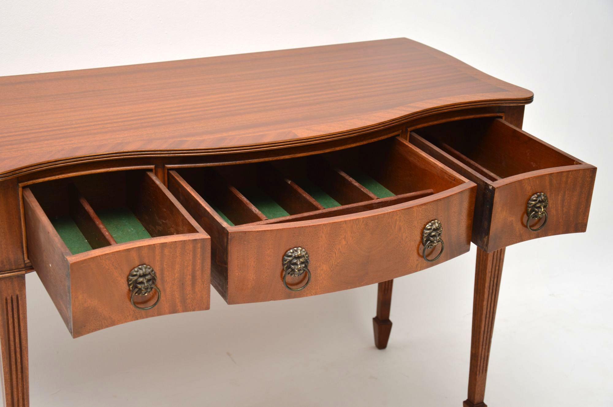 Antique Mahogany Serpentine Fronted Server Table In Good Condition In London, GB