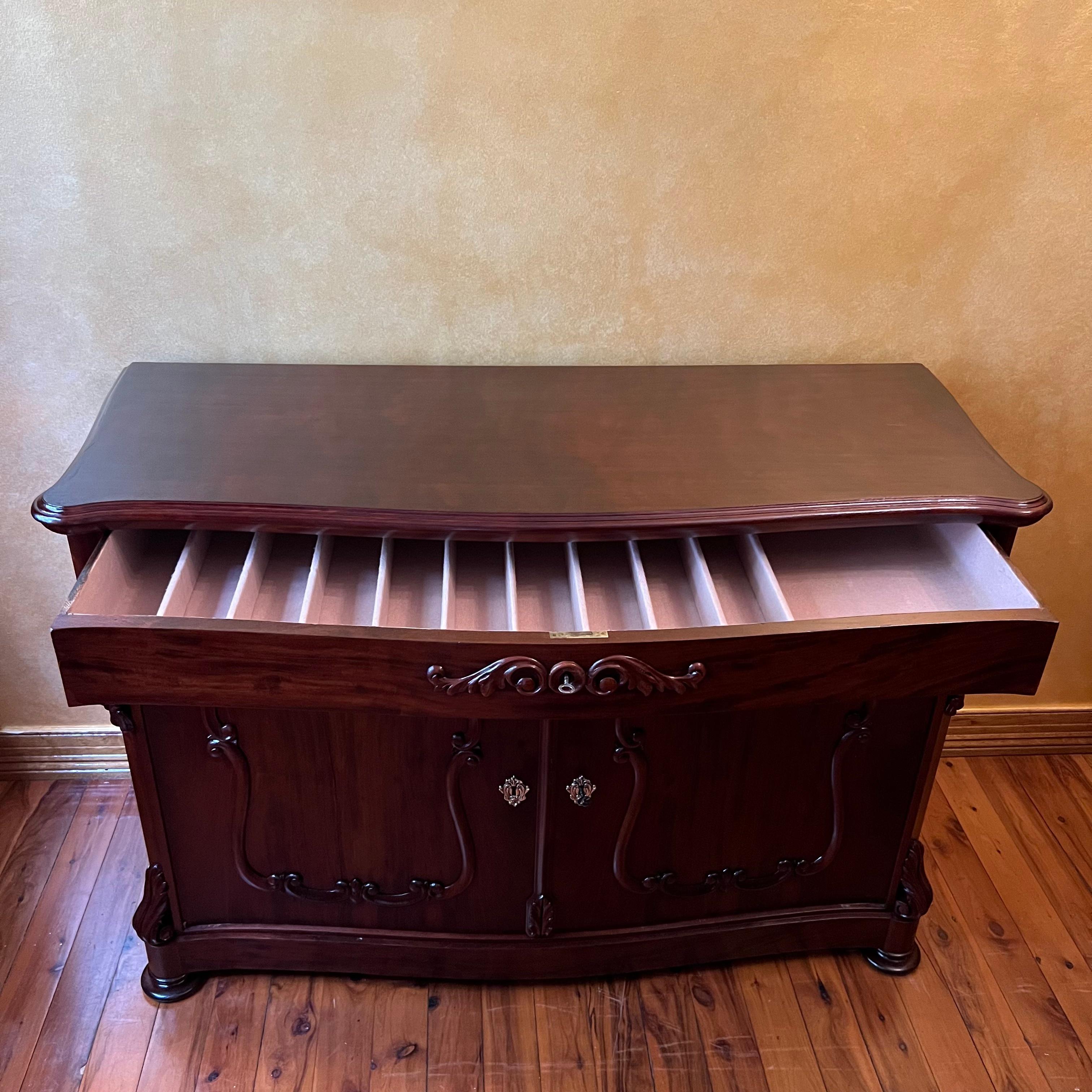 Antique Mahogany Serpentine Sideboard In Good Condition For Sale In EDENSOR PARK, NSW