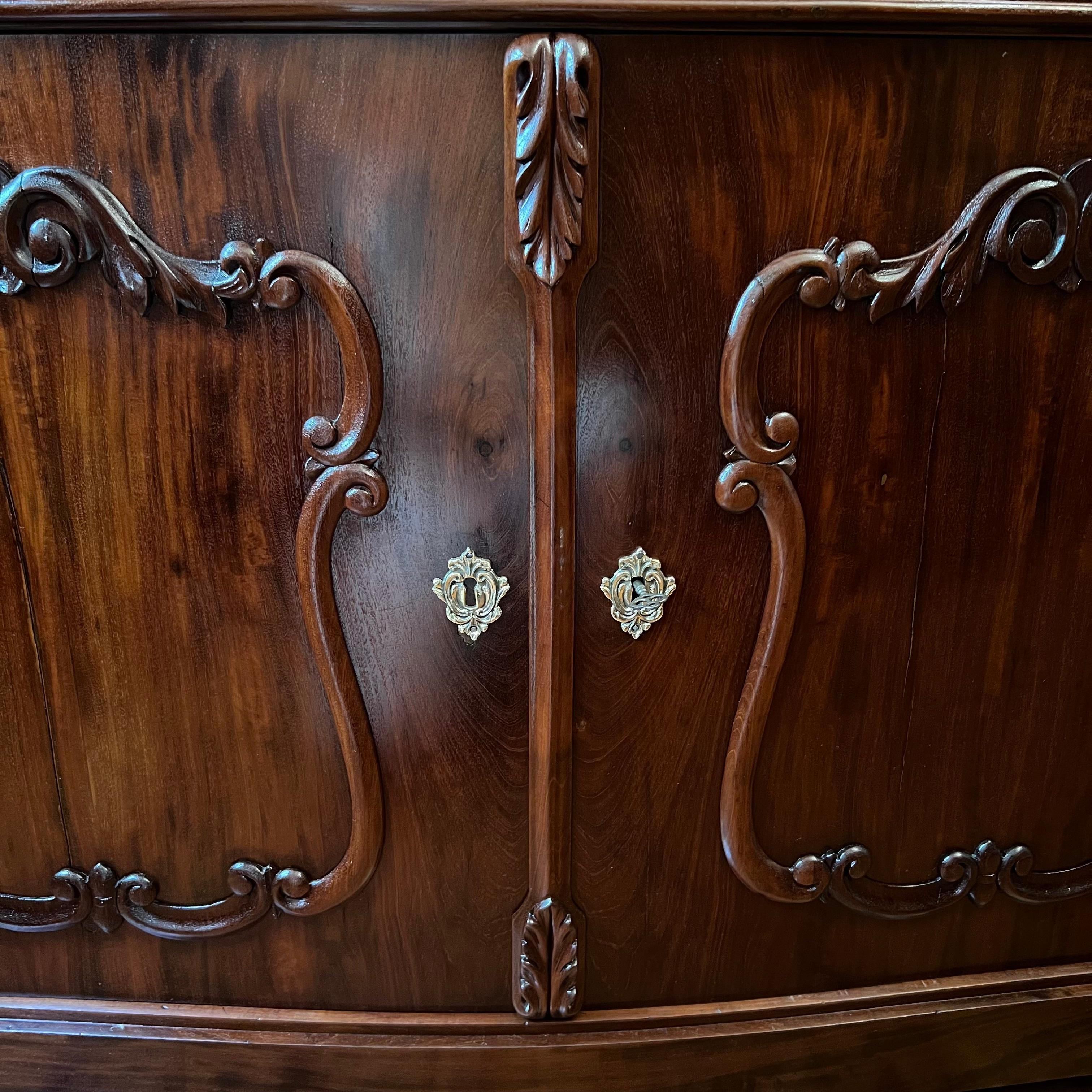 Antique Mahogany Serpentine Sideboard For Sale 1