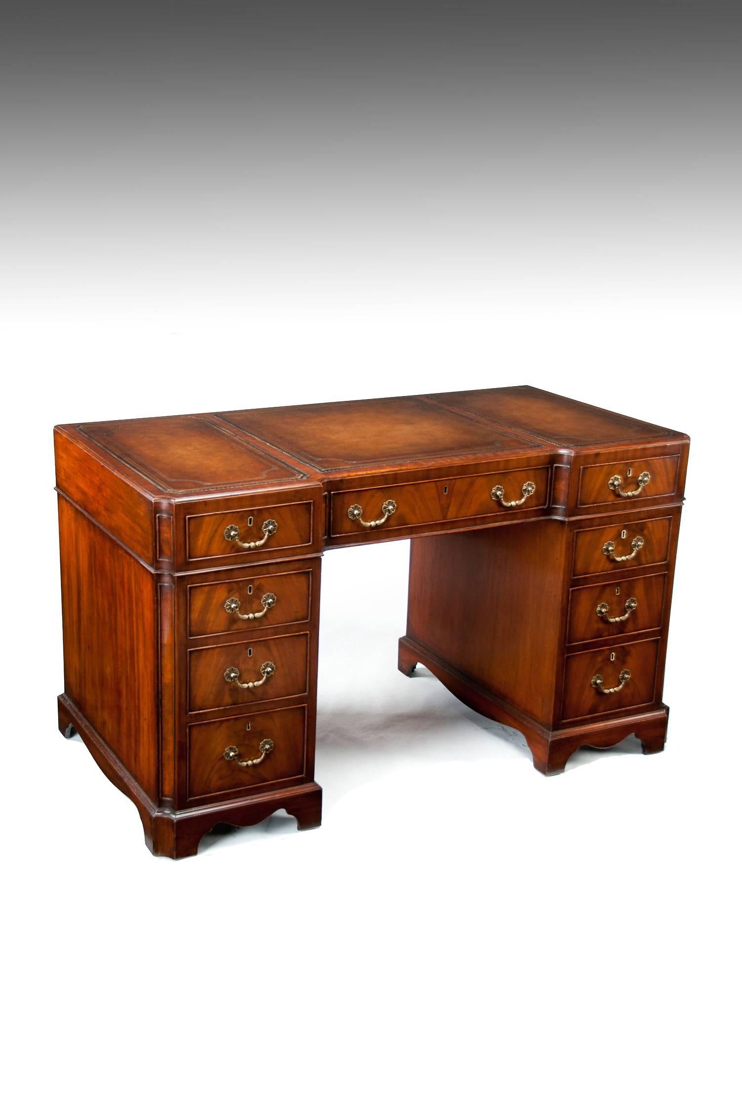 A superb quality Edwardian inverted breakfront mahogany pedestal writing desk with concave corners and gilt tooled leather inserts, circa 1900.
This fine quality mahogany desk has been made in the early Georgian style having fully oak lined drawers