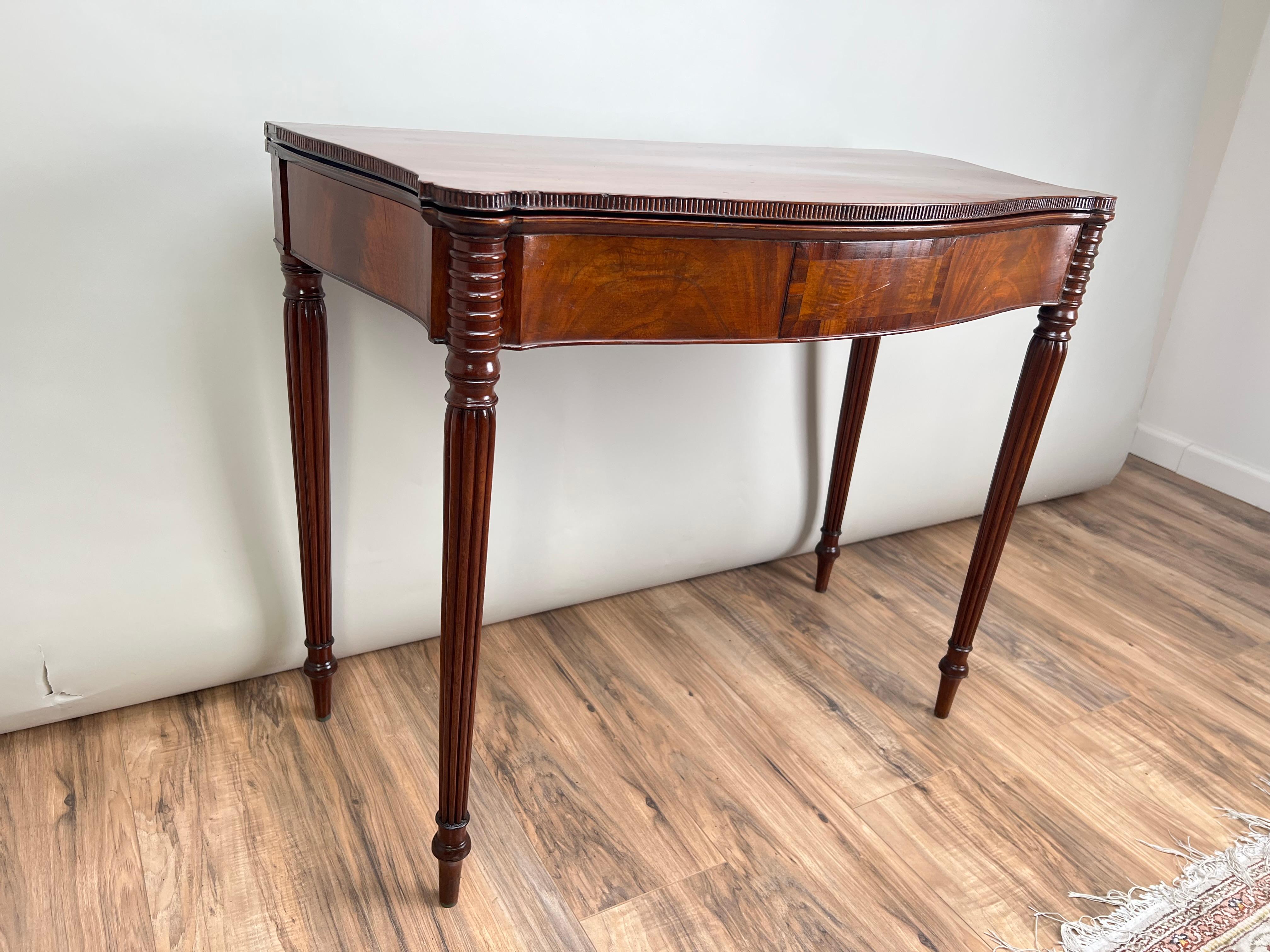 Américain Table de jeu Sheraton ancienne en acajou avec façade serpentine c. Début du 19e siècle en vente