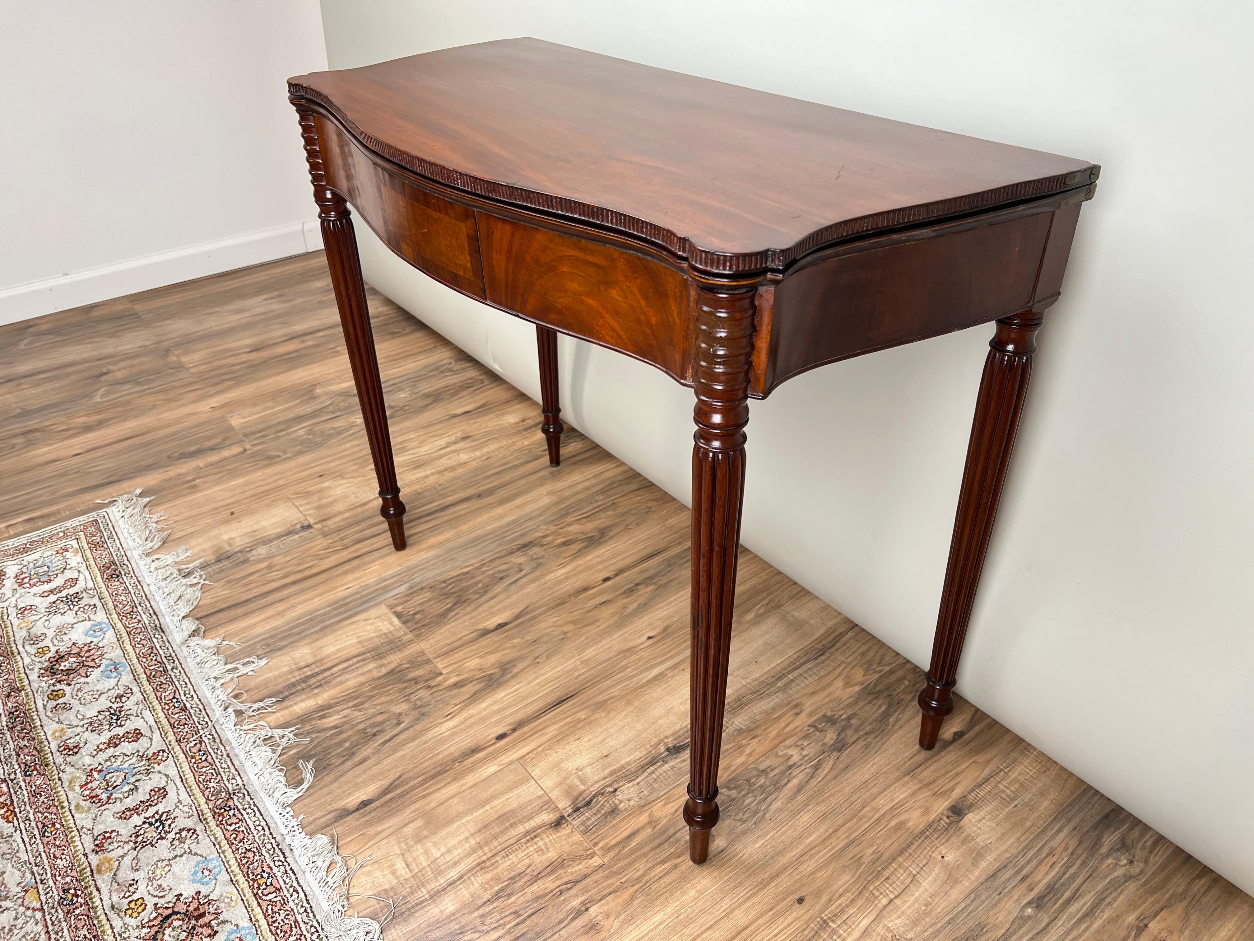 Table de jeu Sheraton ancienne en acajou avec façade serpentine c. Début du 19e siècle Bon état - En vente à Westfield, MA