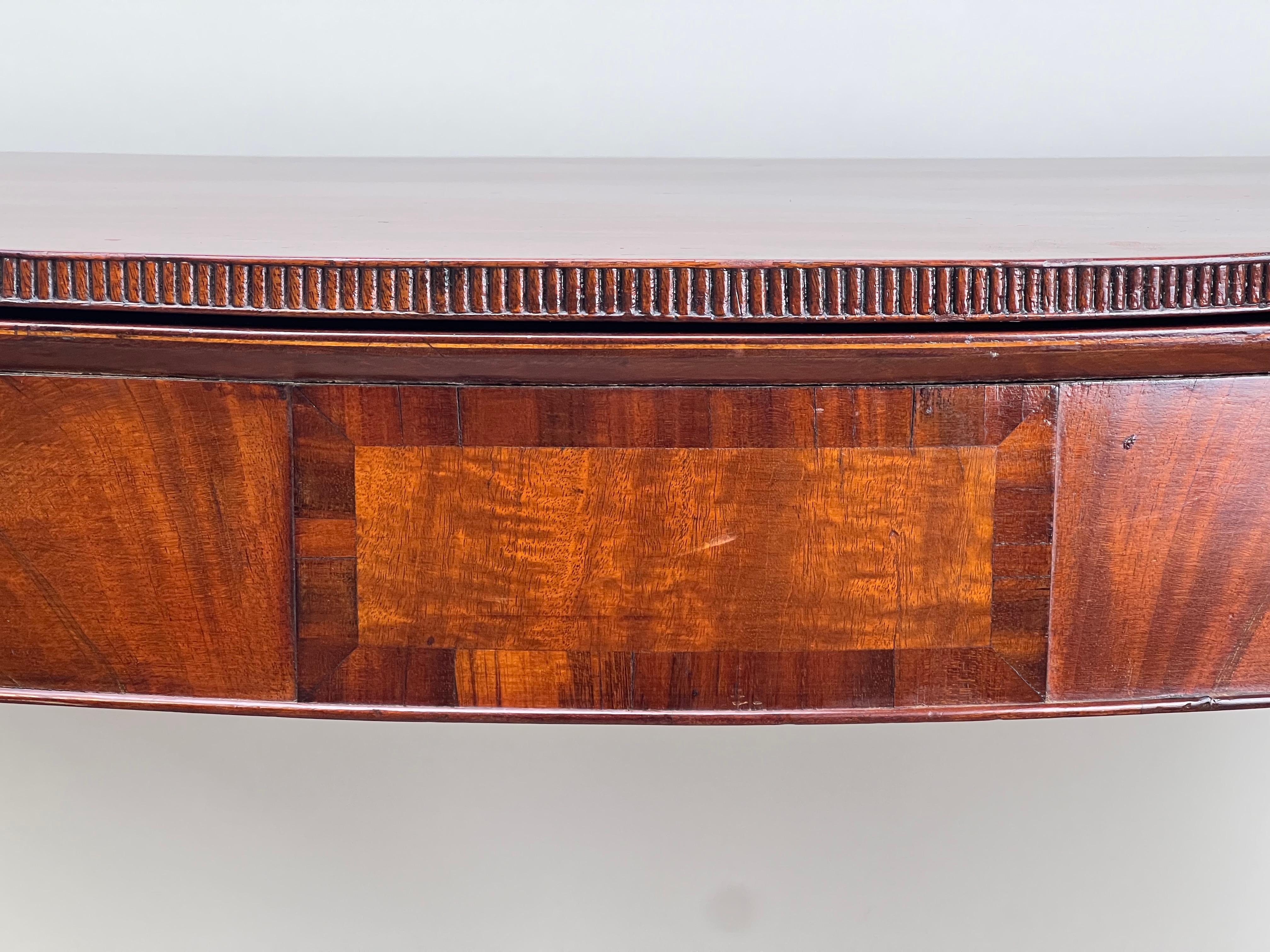 Acajou Table de jeu Sheraton ancienne en acajou avec façade serpentine c. Début du 19e siècle en vente
