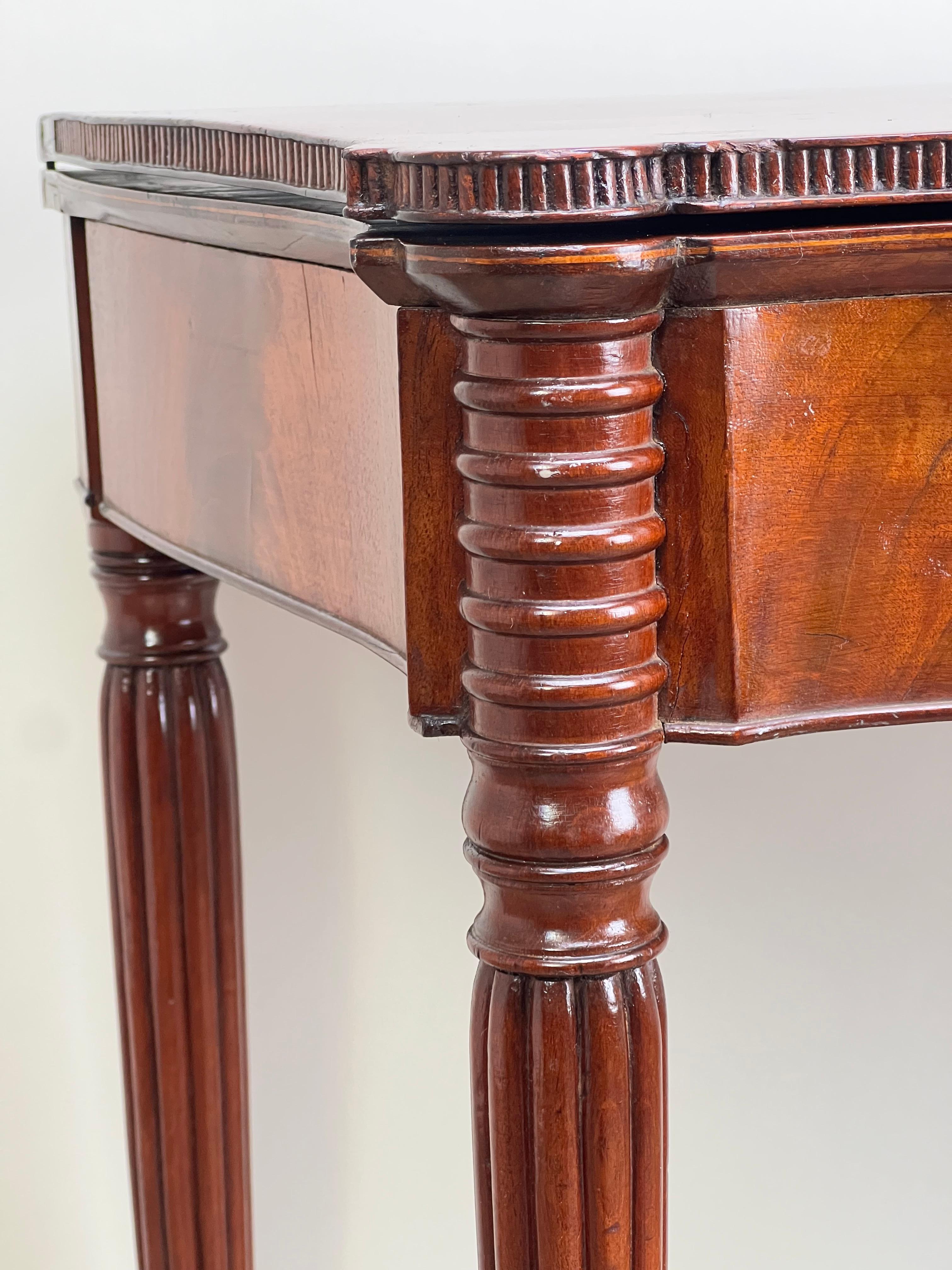 Table de jeu Sheraton ancienne en acajou avec façade serpentine c. Début du 19e siècle en vente 1