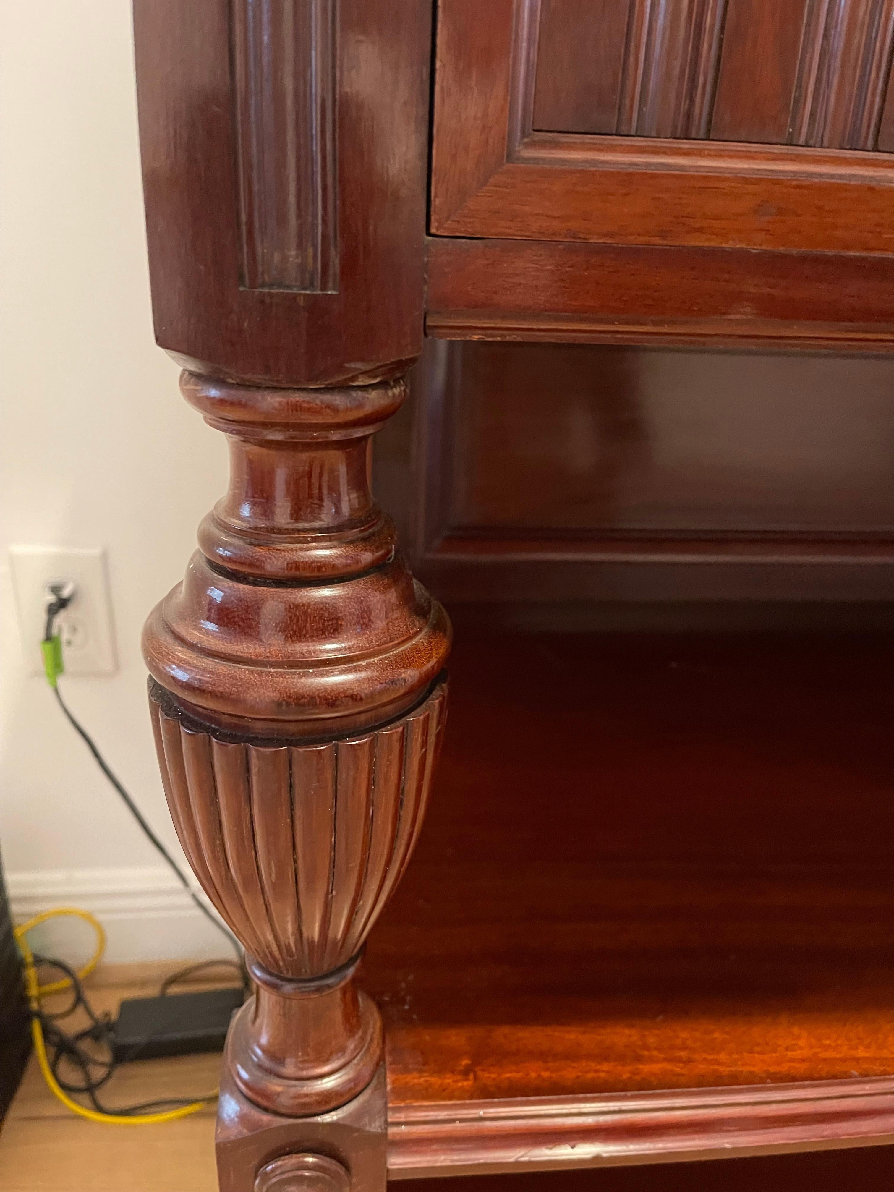 Antiguo Aparador de Caoba Buffet British Colonial en venta 2