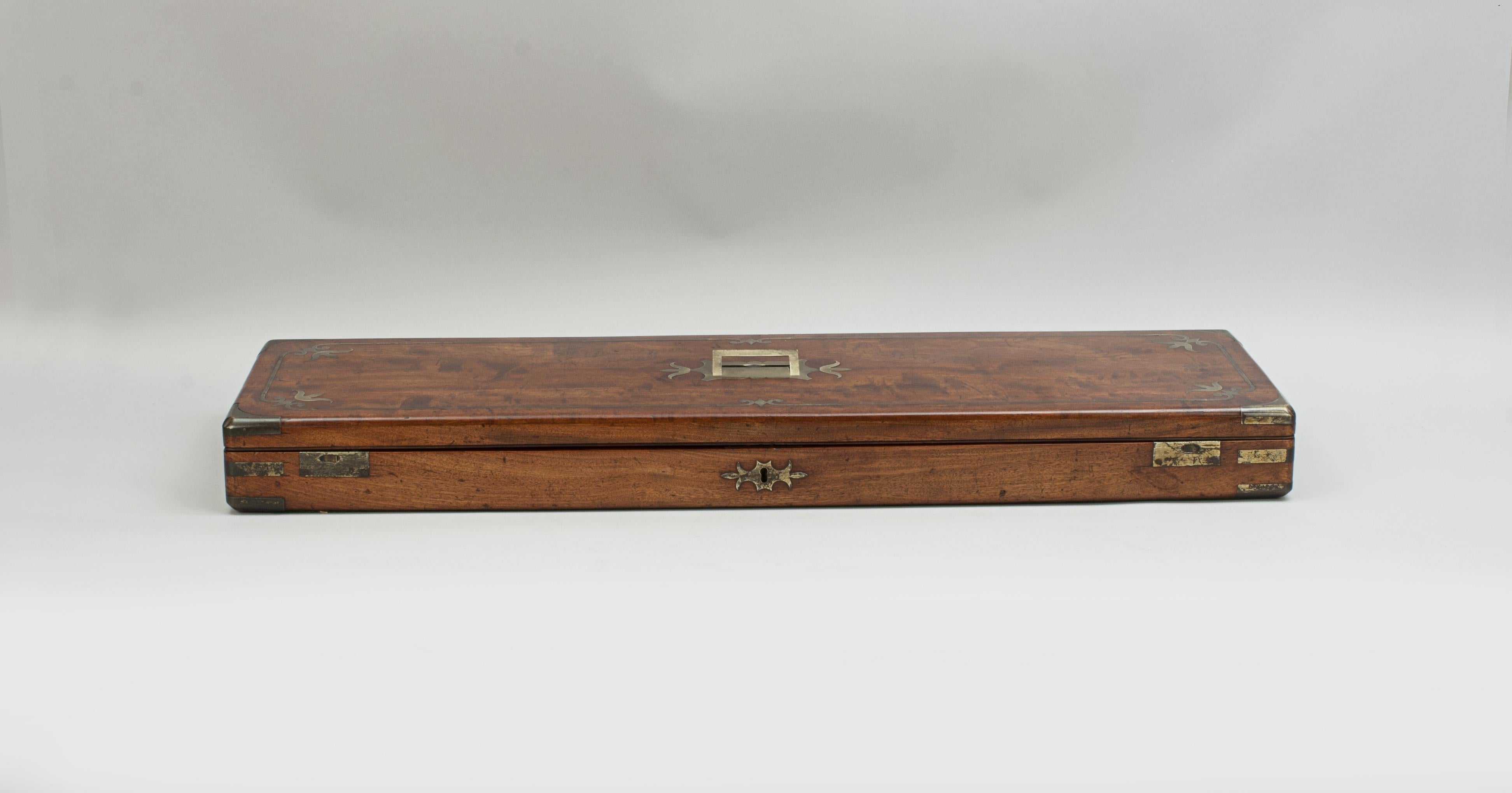 Mahogany sporting gun case.
A very nice mahogany single gun case of exeptional quality, with brass corner protecters and excellent brass inlay to the lid. The lid is also fitted with a central flush brass handle, has two brass hook catches and a