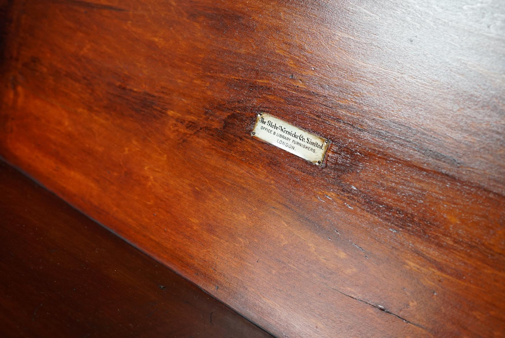 Bibliothèque empilable ancienne en acajou de Globe Wernicke, vers 1900 en vente 8