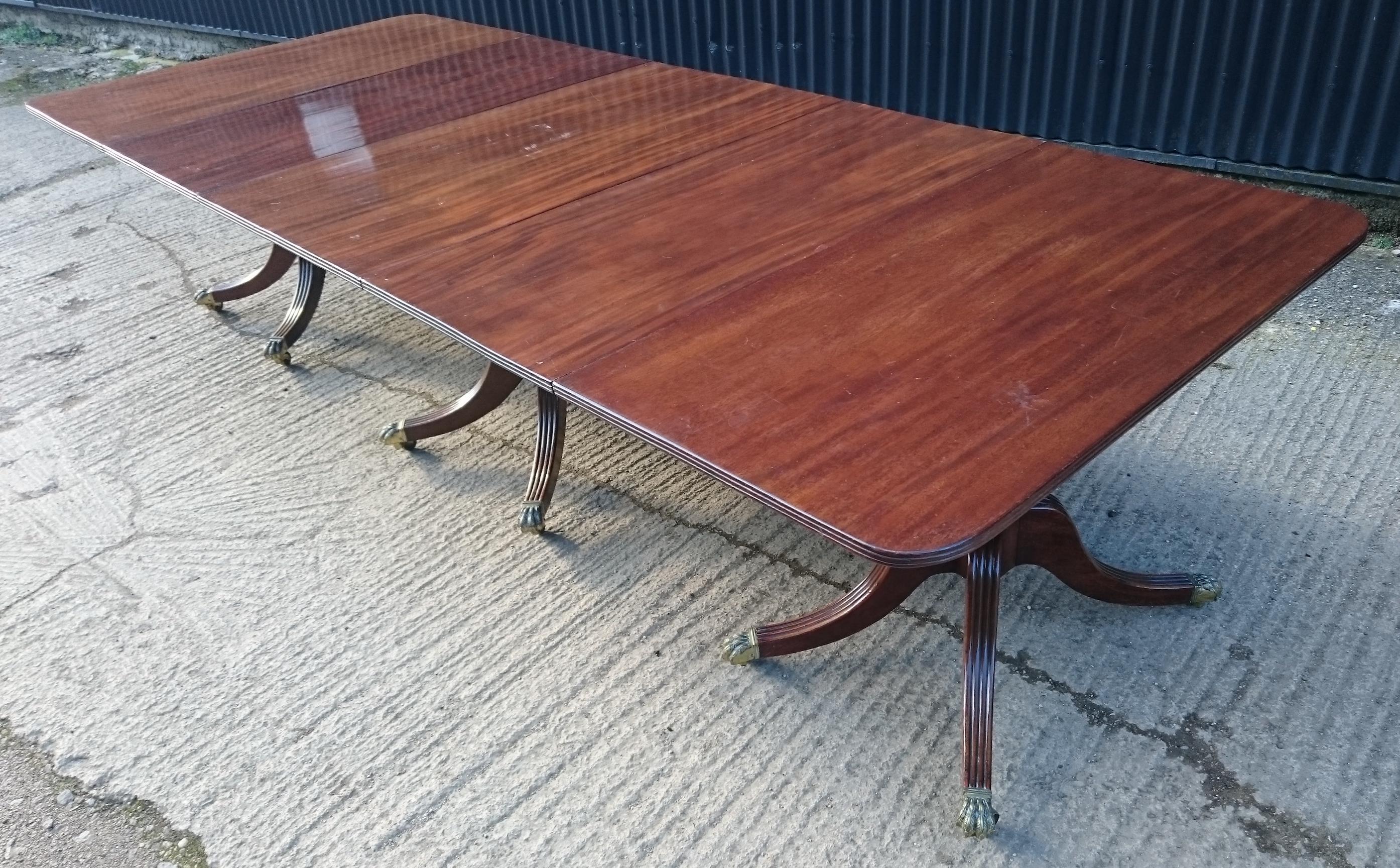 Antique Mahogany Three-Pedestal Dining Table In Good Condition For Sale In Gloucestershire, GB