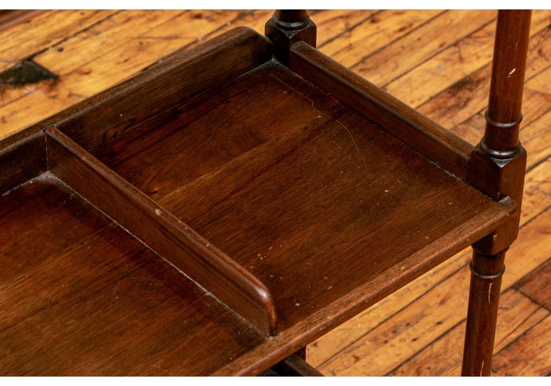 Antique Mahogany Tiered Etagere im Zustand „Starke Gebrauchsspuren“ im Angebot in Bridgeport, CT
