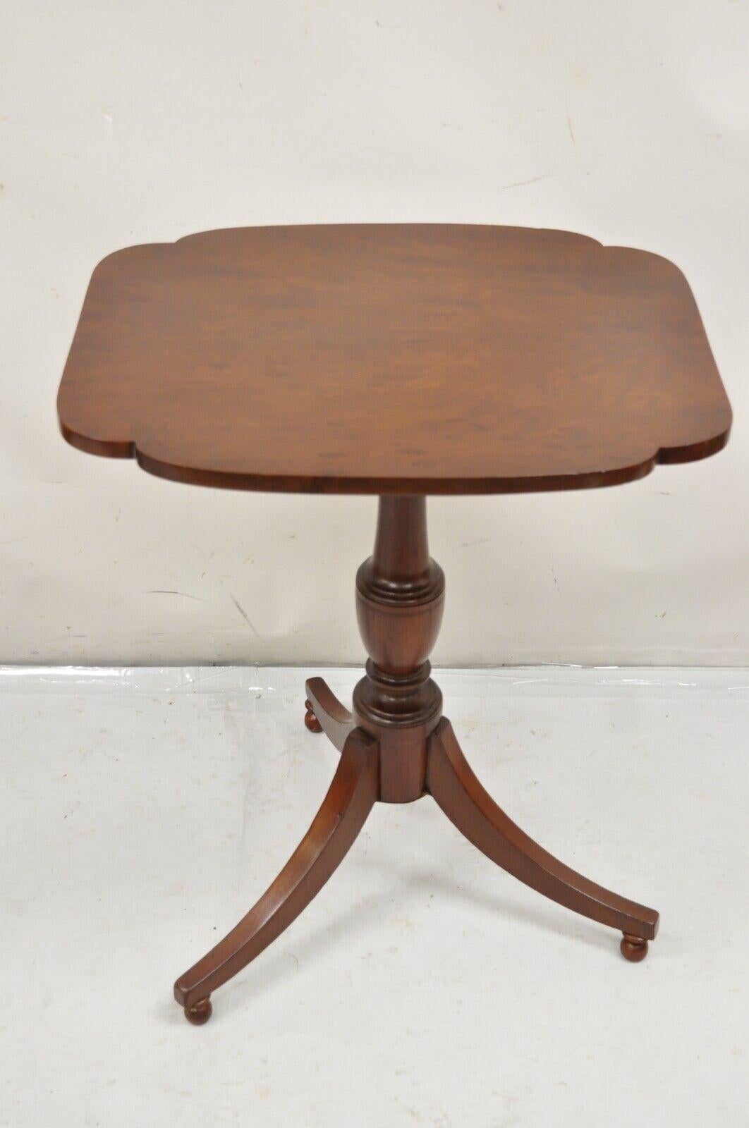 Antike Mahagoni Tilt Top Federal Sheraton Pedestal Base Side Tea Table. CIRCA  19. Jahrhundert. Abmessungen:  (Flach): 29,5