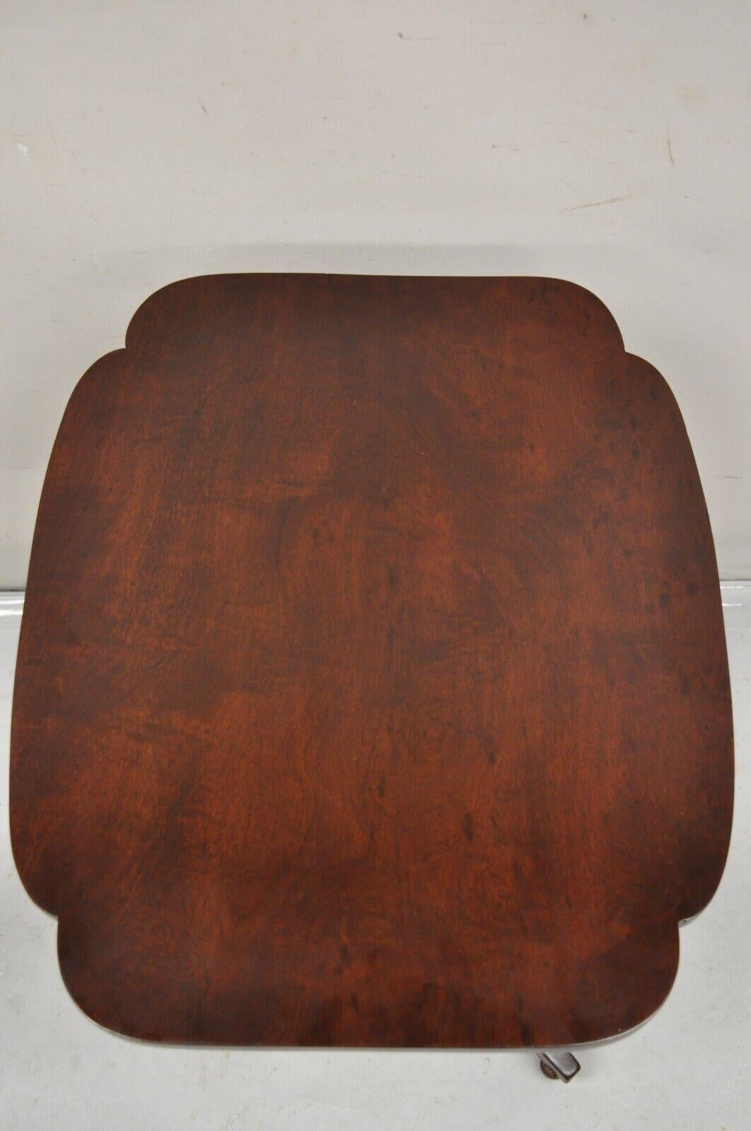 Antique Mahogany Tilt Top Federal Sheraton Pedestal Base Side Tea Table In Good Condition For Sale In Philadelphia, PA