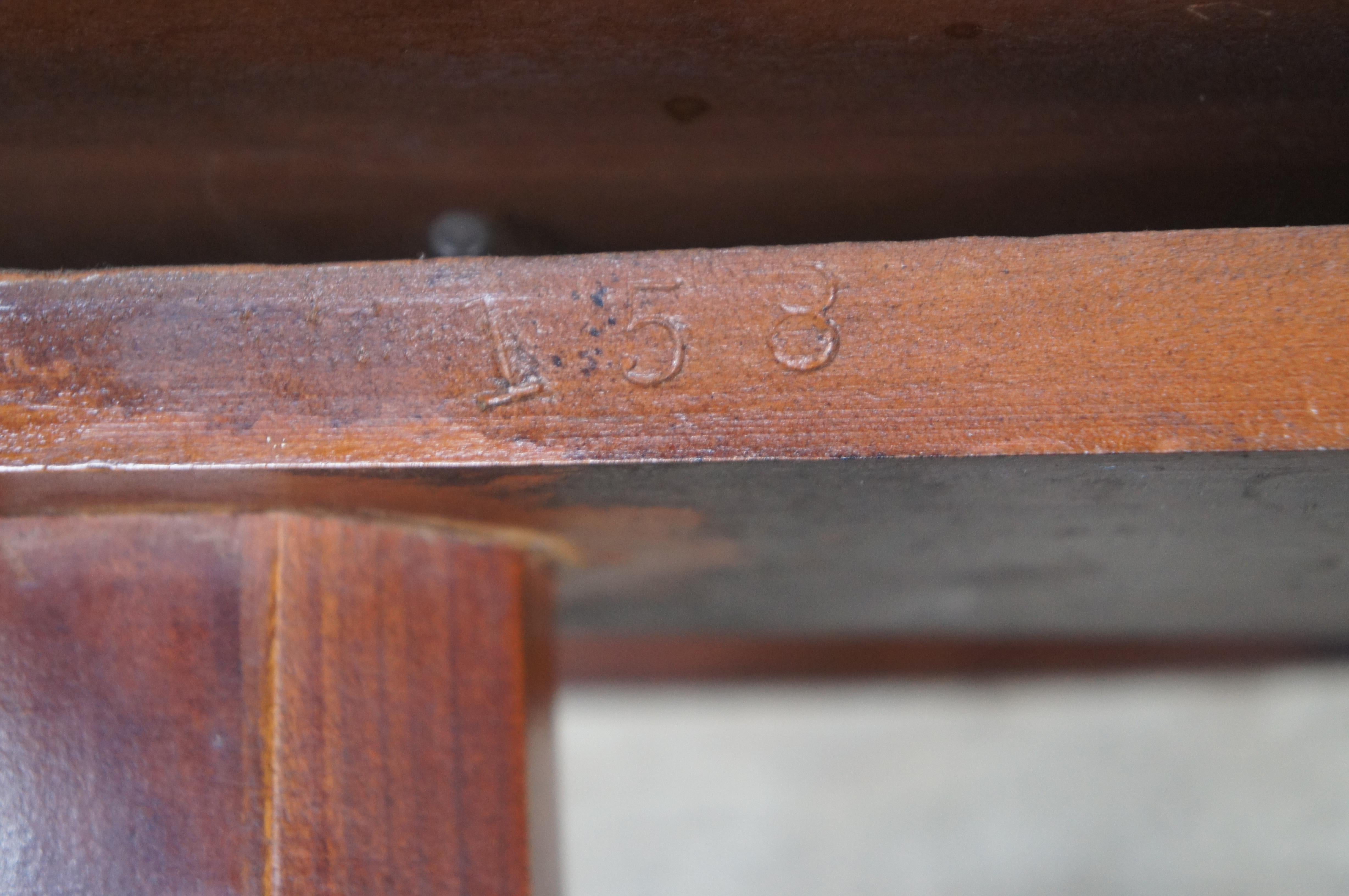 Ancienne table à tambour de style Régence ronde en acajou ouvragé et cuir de 24 pouces en vente 4