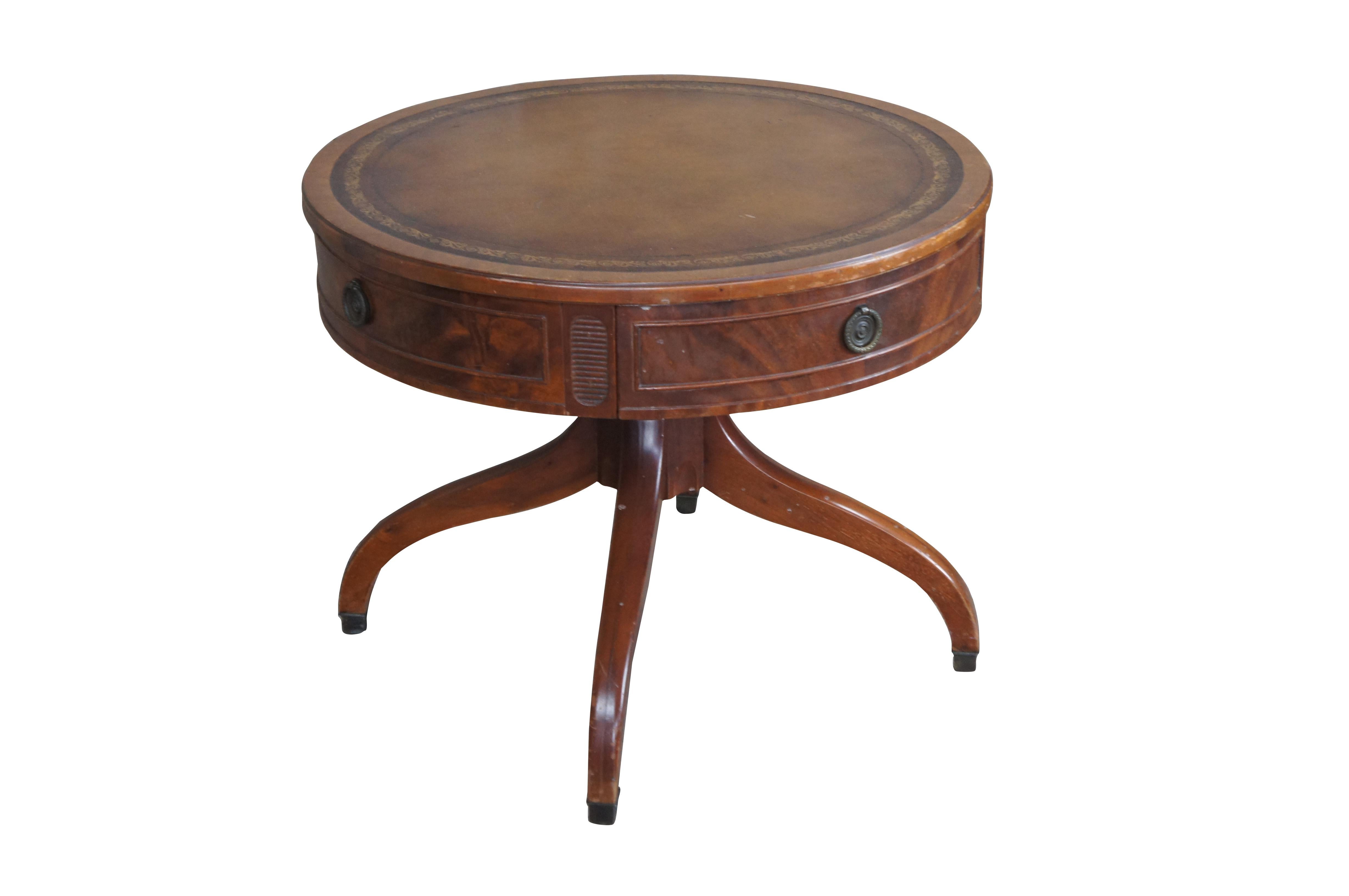 Regency Ancienne table à tambour de style Régence ronde en acajou ouvragé et cuir de 24 pouces en vente