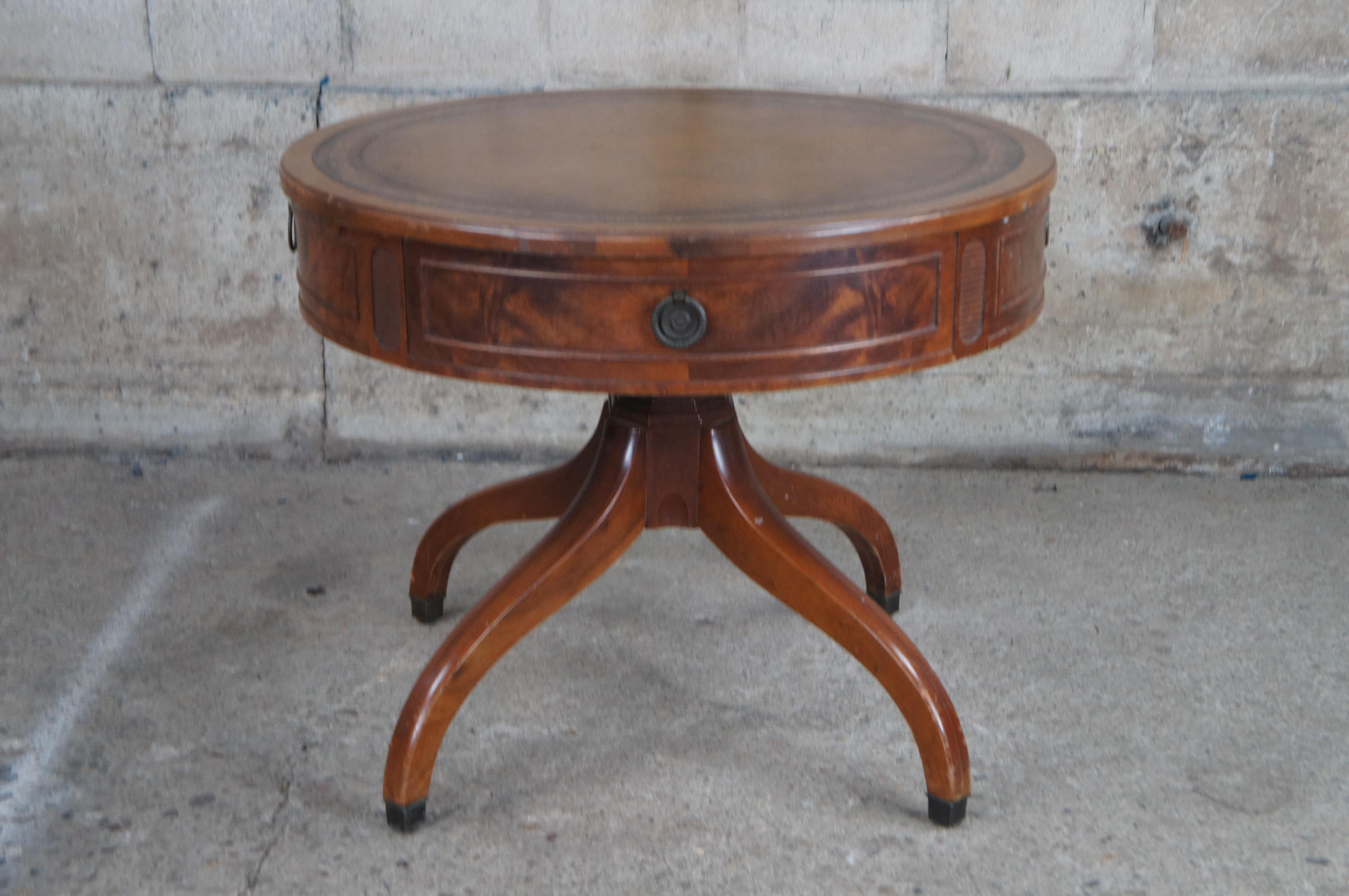Ancienne table à tambour de style Régence ronde en acajou ouvragé et cuir de 24 pouces État moyen - En vente à Dayton, OH