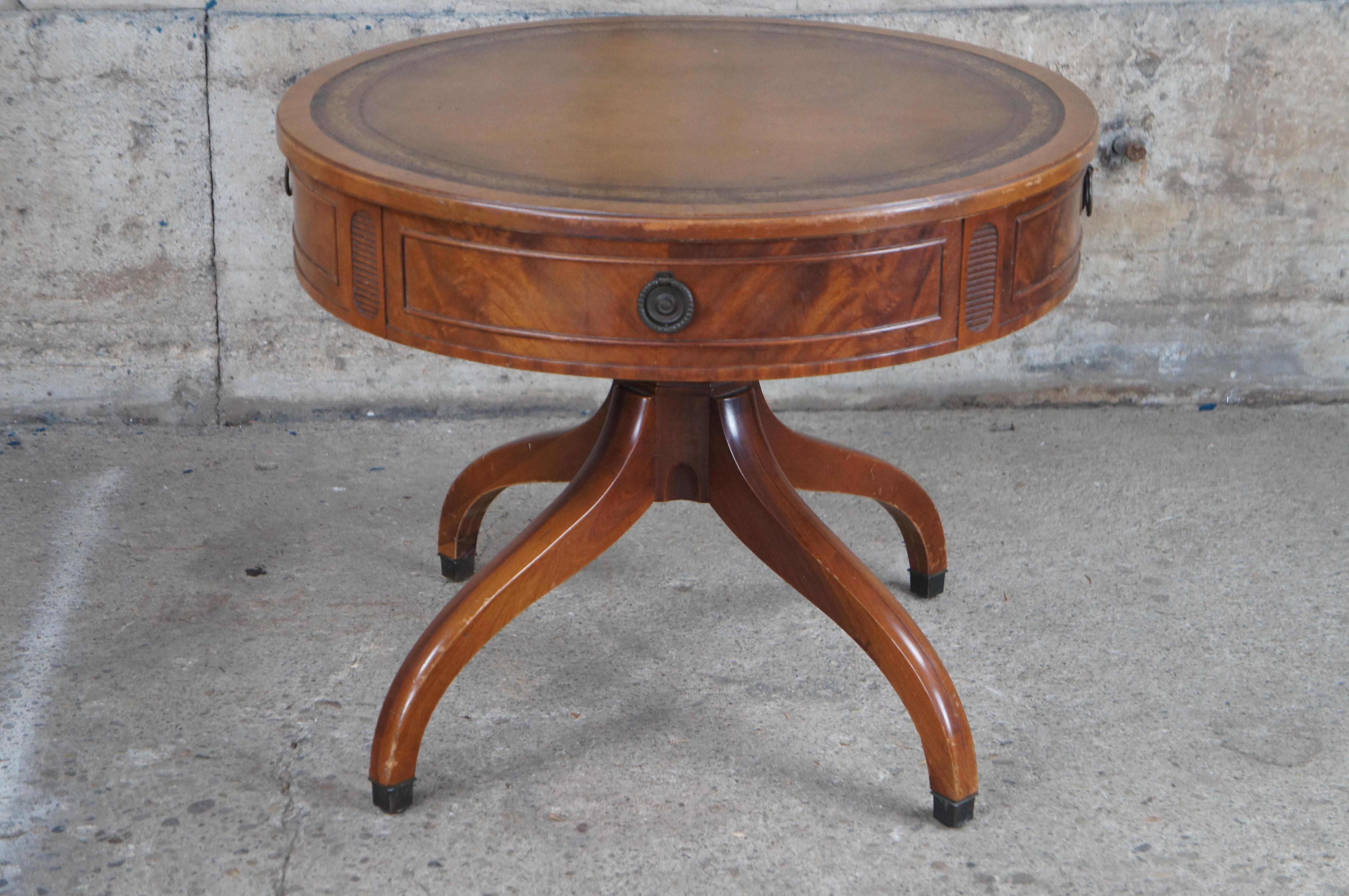 20ième siècle Ancienne table à tambour de style Régence ronde en acajou ouvragé et cuir de 24 pouces en vente