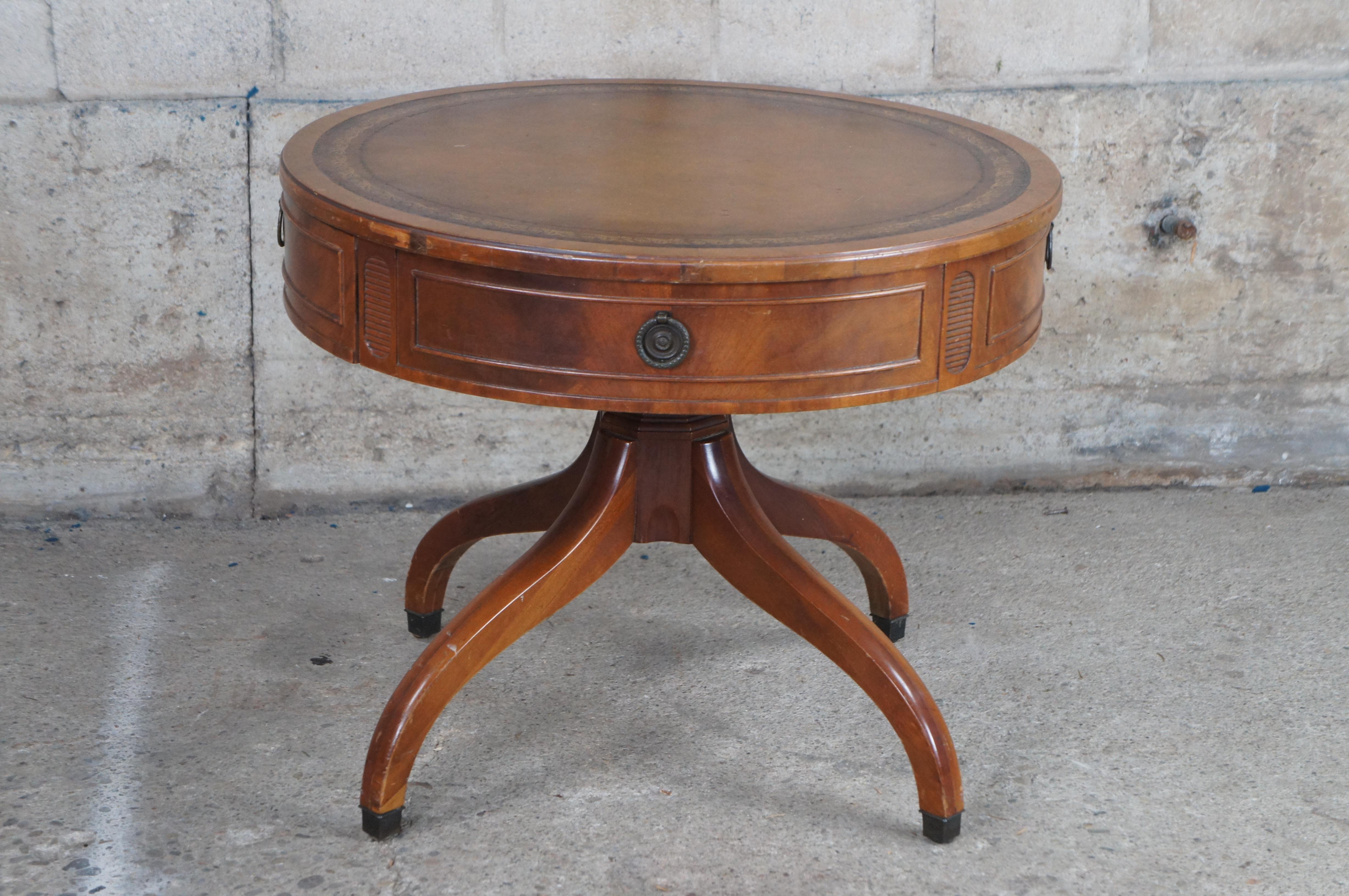 Cuir Ancienne table à tambour de style Régence ronde en acajou ouvragé et cuir de 24 pouces en vente