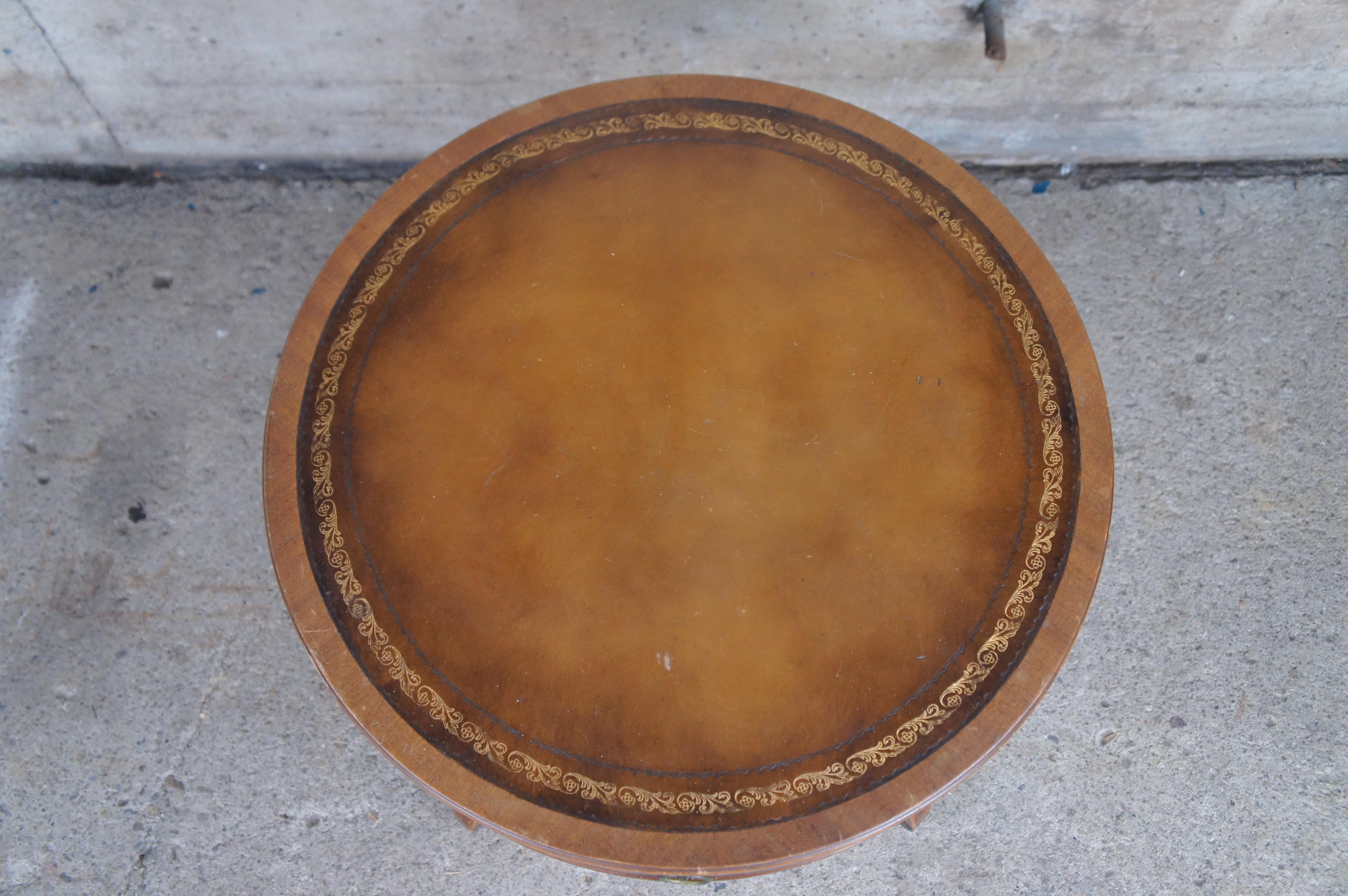 Ancienne table à tambour de style Régence ronde en acajou ouvragé et cuir de 24 pouces en vente 1