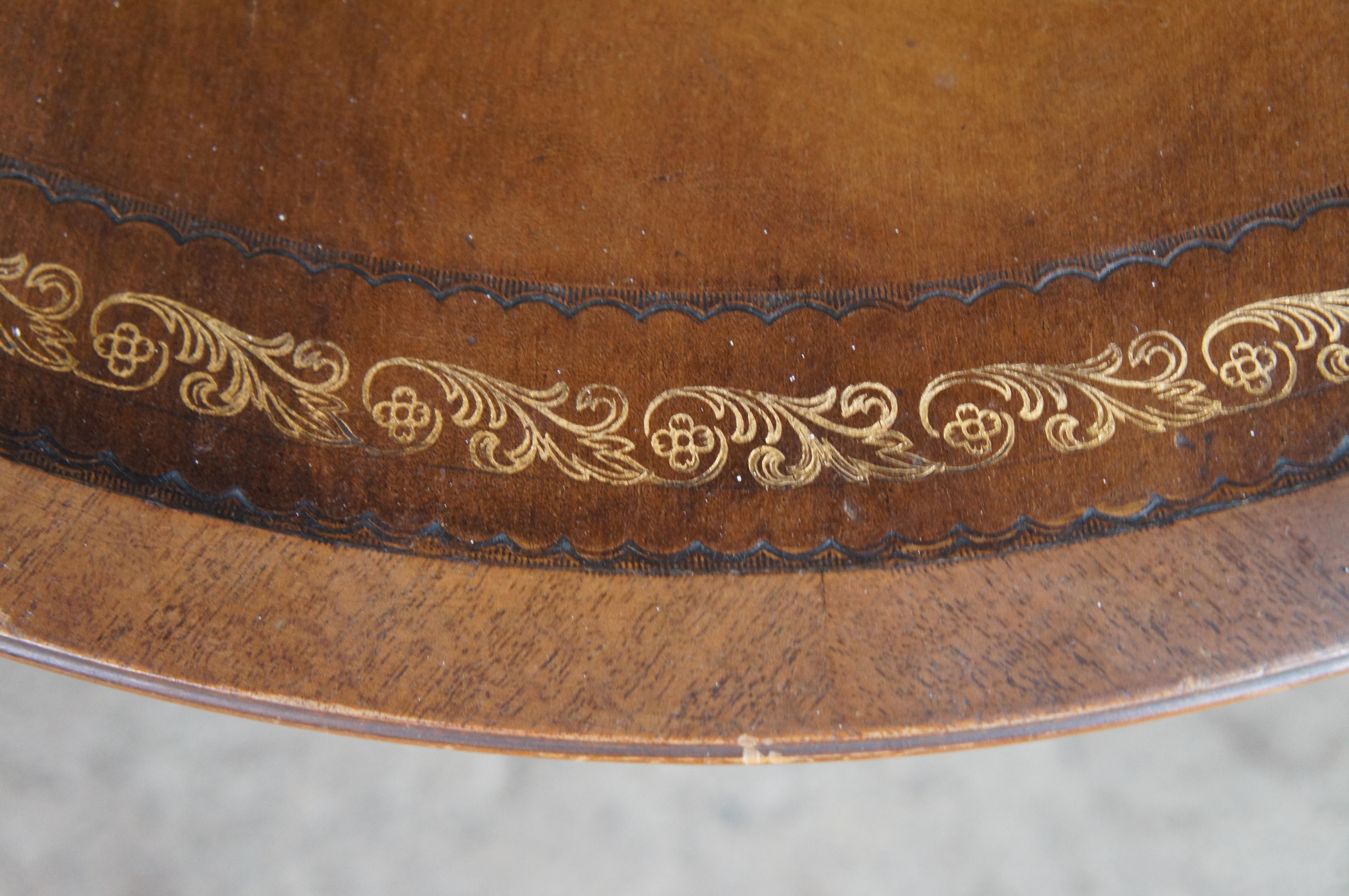 Ancienne table à tambour de style Régence ronde en acajou ouvragé et cuir de 24 pouces en vente 2