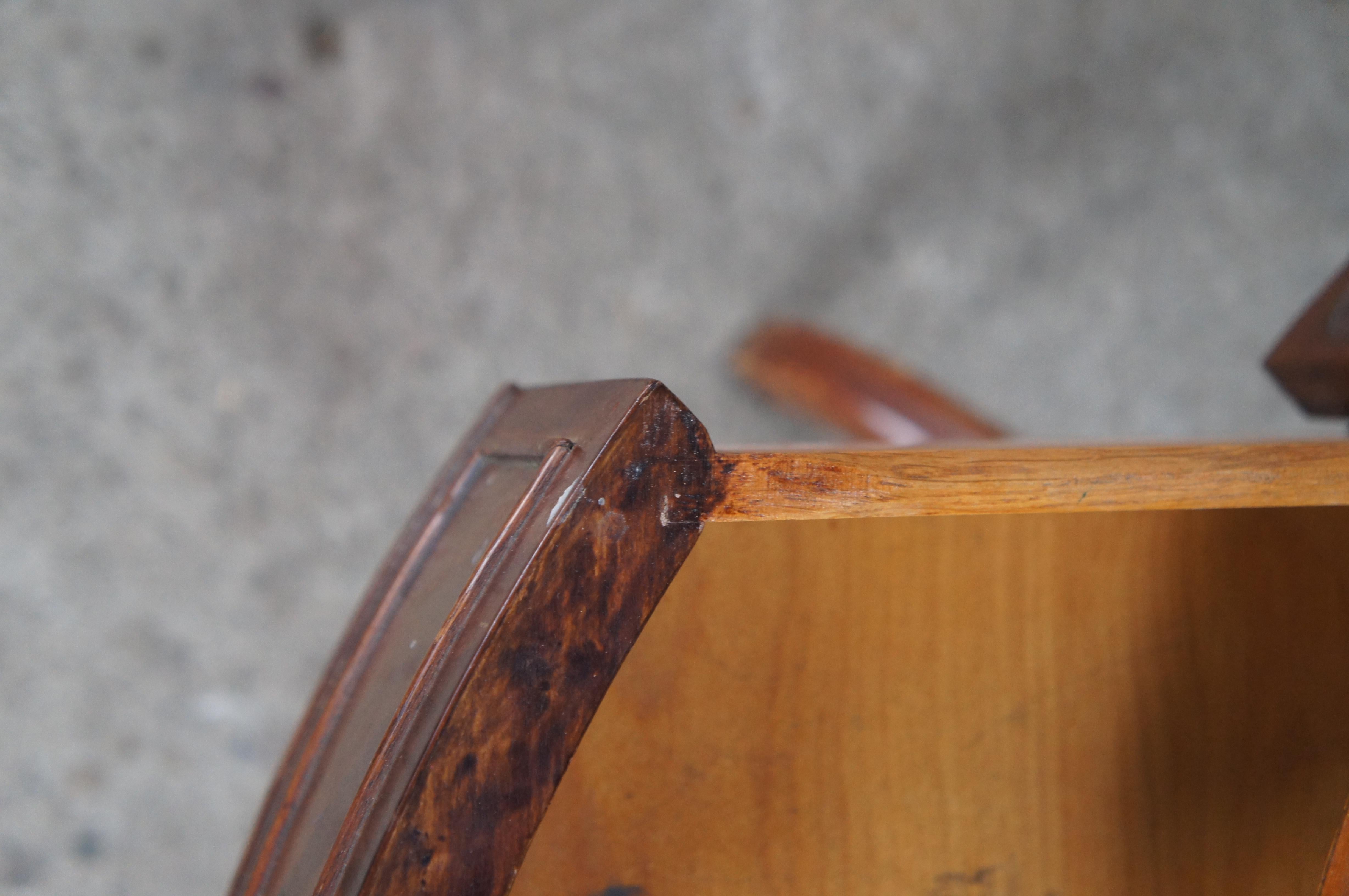 Ancienne table à tambour de style Régence ronde en acajou ouvragé et cuir de 24 pouces en vente 3