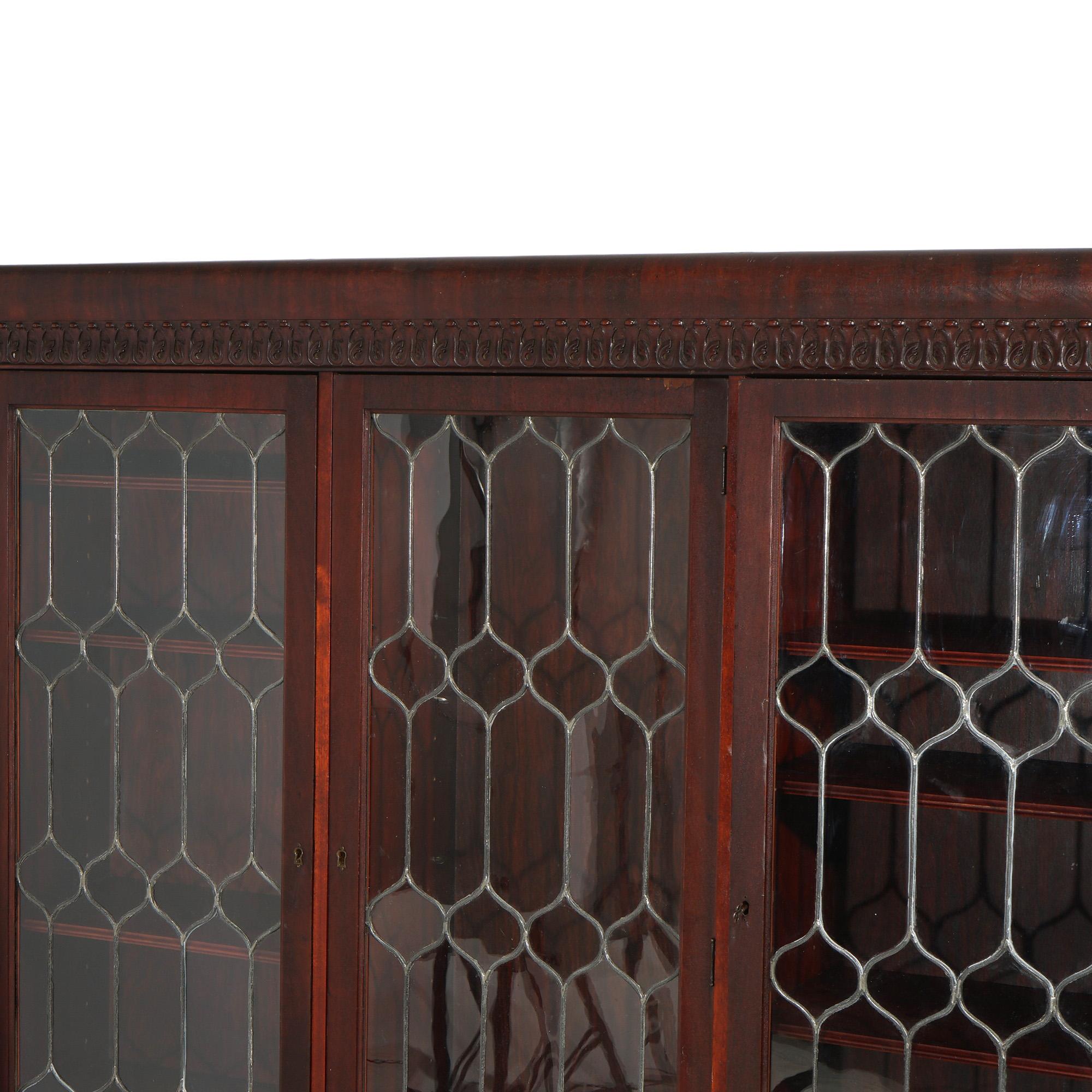 Librería antigua de caoba con tres puertas de cristal emplomado y patas de garra talladas C1900 1