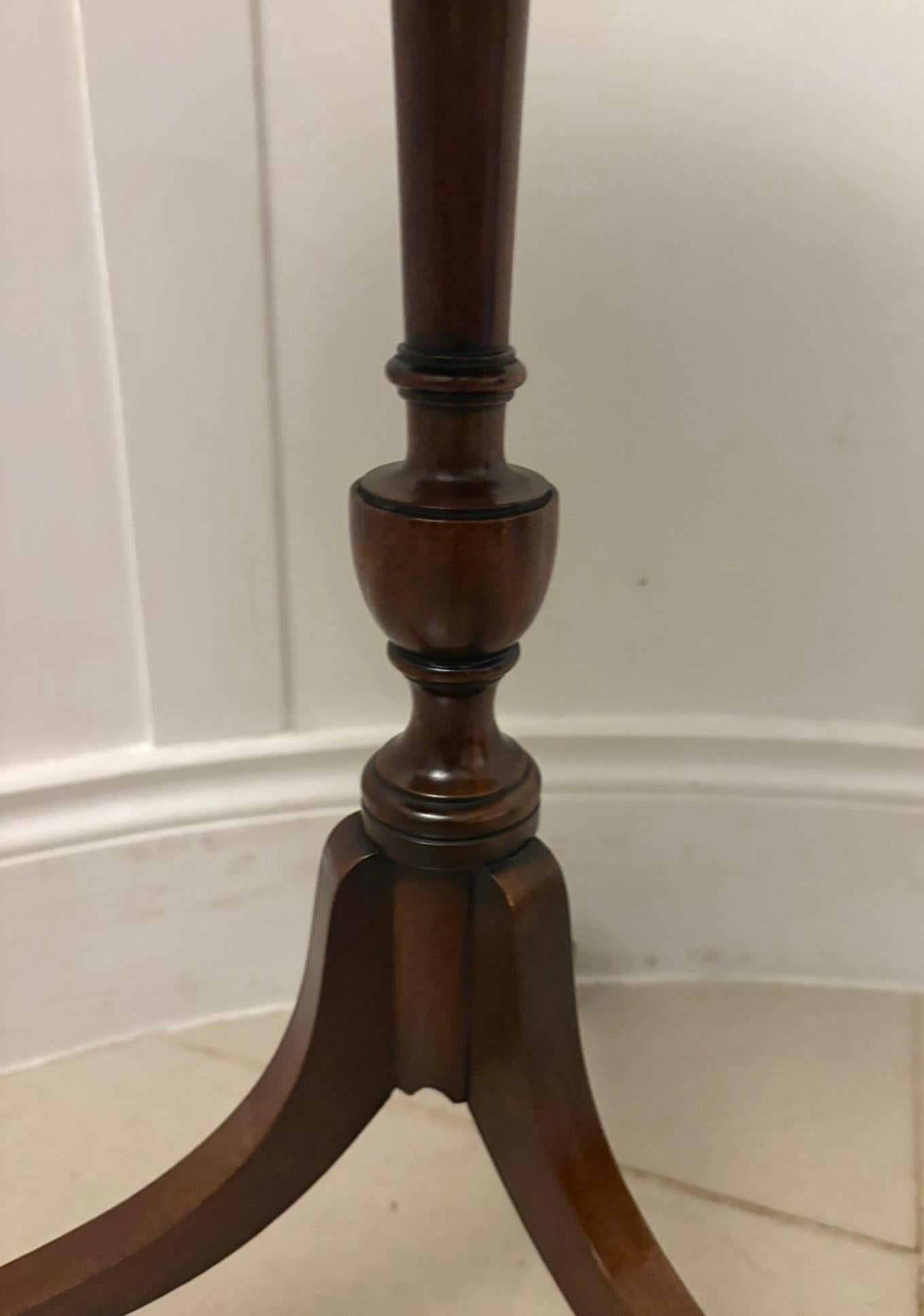 20ième siècle Antique Mahogany Tripod Wine / Lamp Table en vente