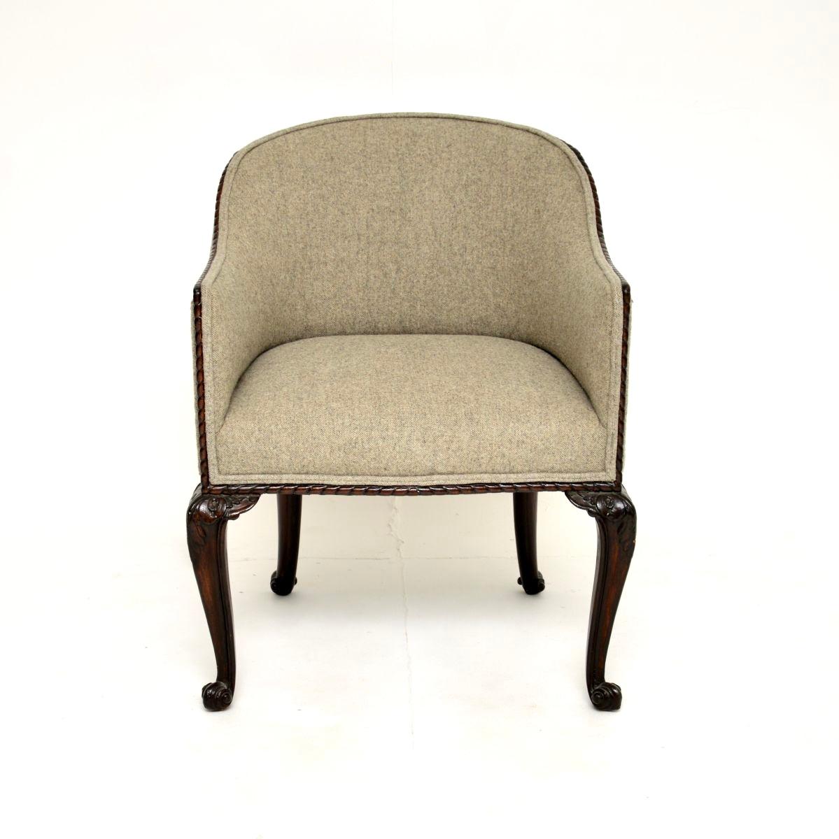 Magnifique fauteuil baignoire ancien en acajou. Fabriqué en Angleterre, il date des années 1820-40.

Il est d'une qualité exceptionnelle et présente un design très fin, avec de belles proportions et des bords fins. Les bords du cadre supérieur sont