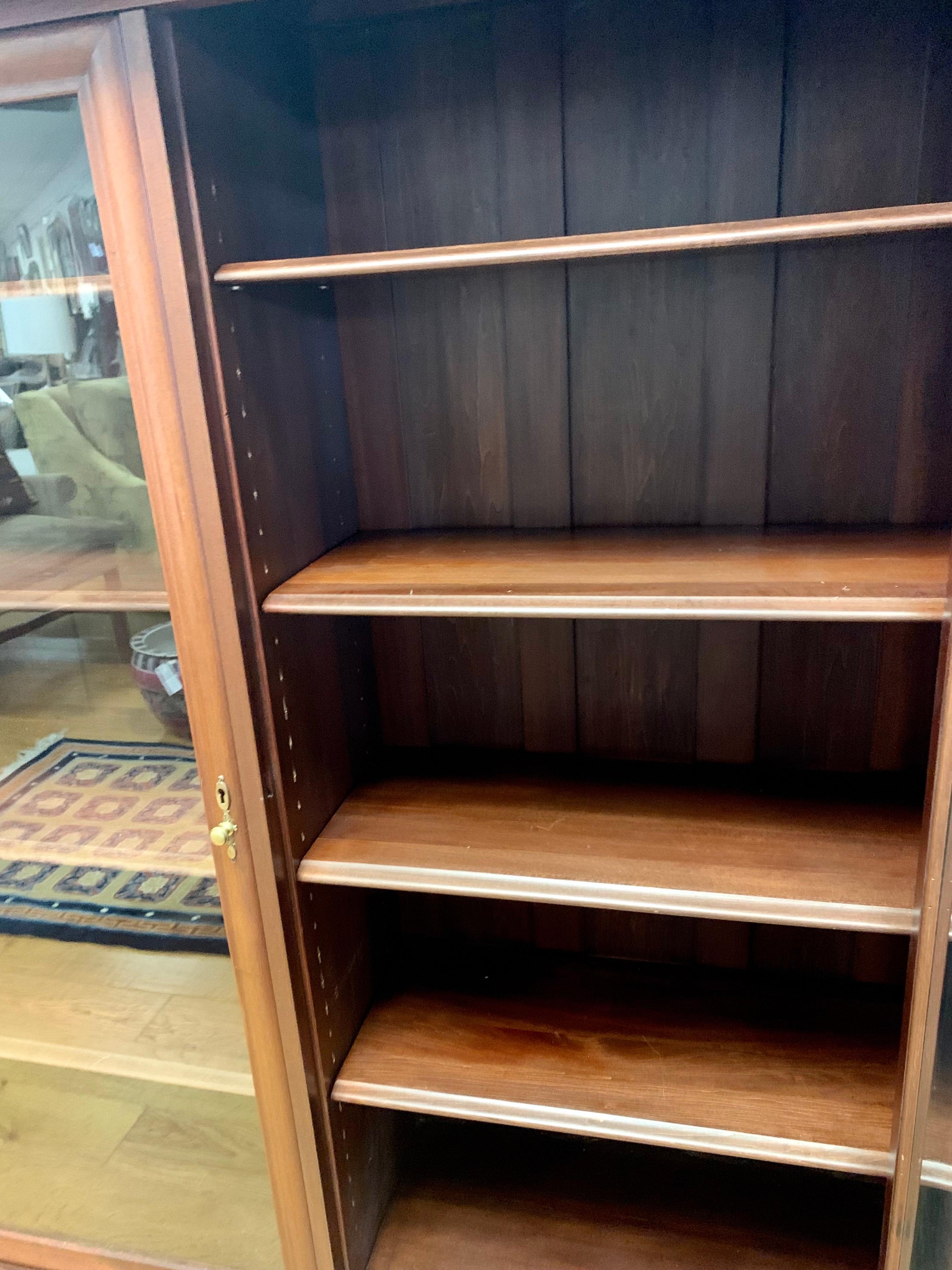 Antique Mahogany Two Door Display Bookcase Library Cabinet In Good Condition In West Hartford, CT