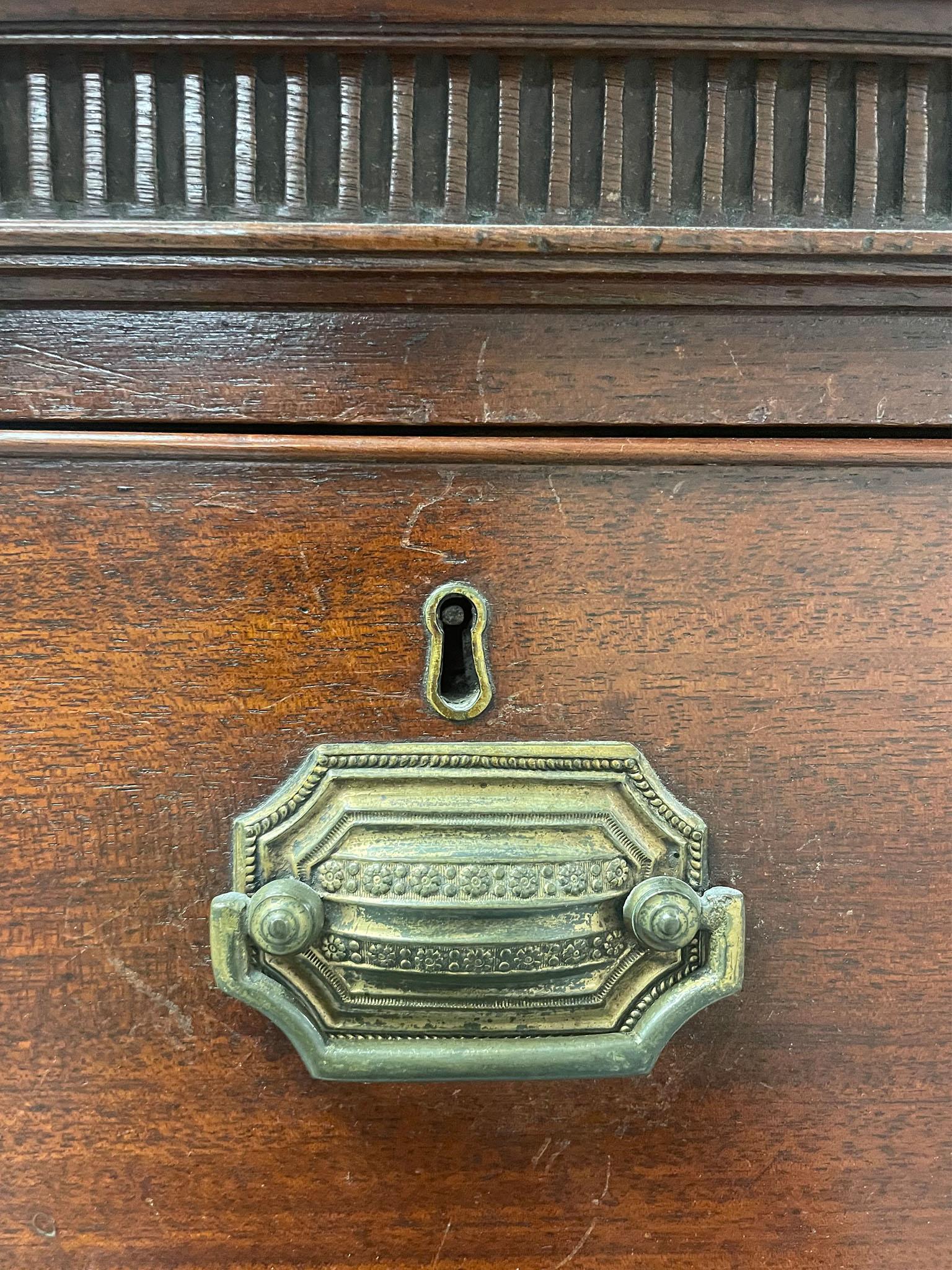 Européen Coffre deux pièces en acajou ancien sur commode en vente