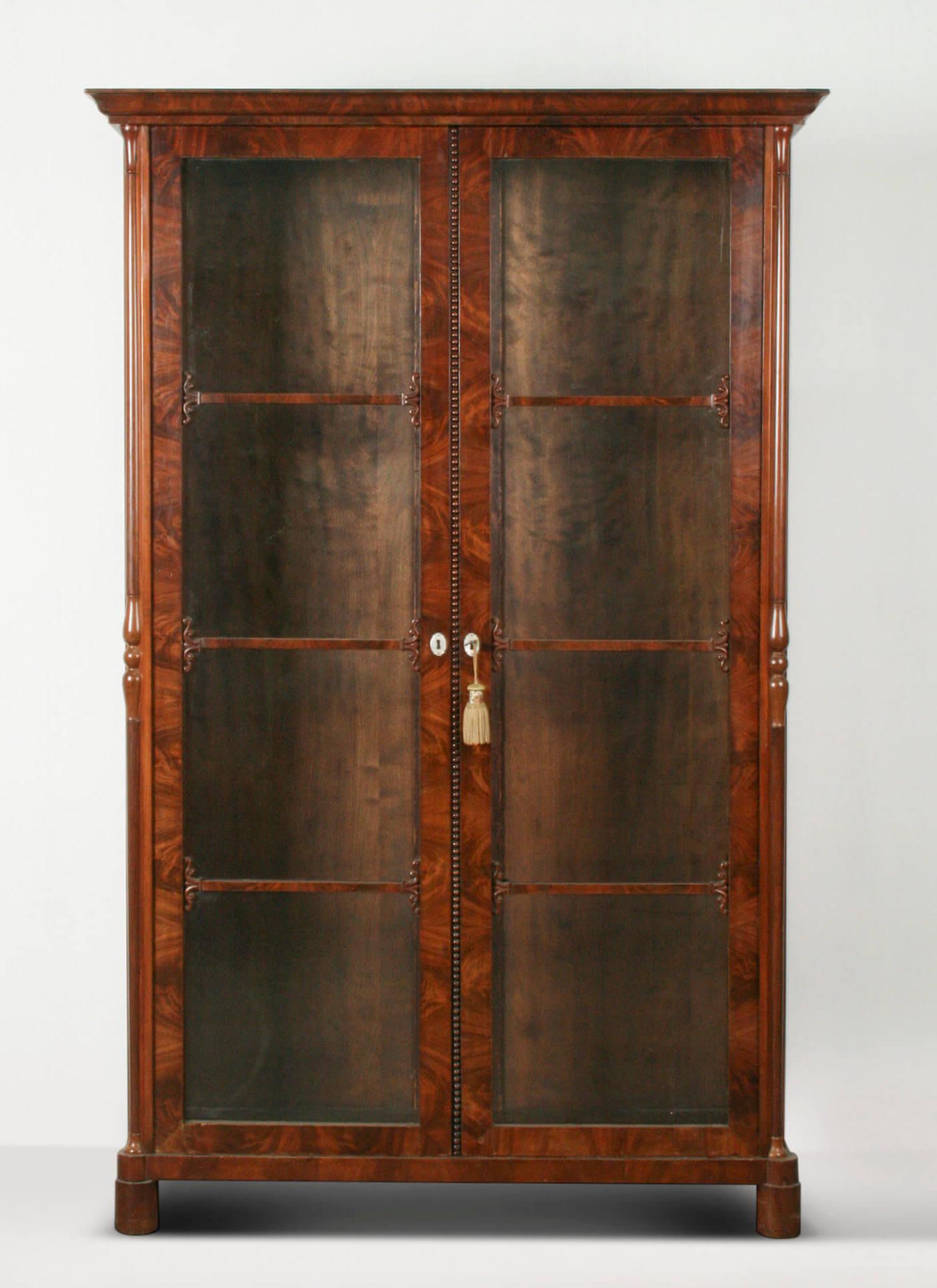 Dutch antique bookcase or display cabinet.
Mahogany veneered wood. Original antique glass, which gives a nice effect if you watch the cabinet from beside.
With three shelves, made from pine.
This bookcase has a depth of only 34 centimetres, that