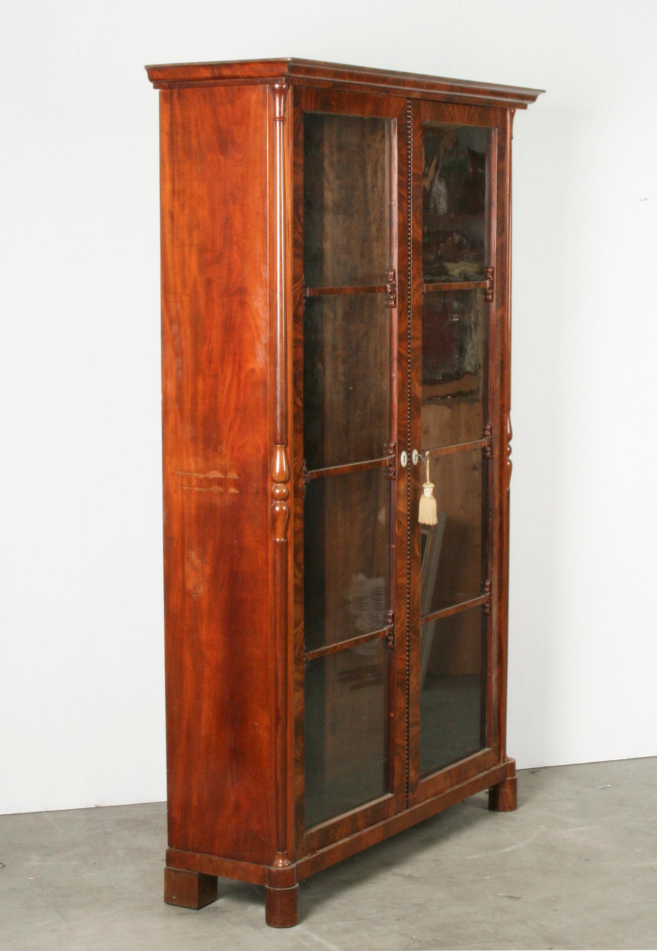 Antique Mahogany Veneered Bookcase, Biedermeier from the 19th Century In Good Condition In Casteren, Noord-Brabant