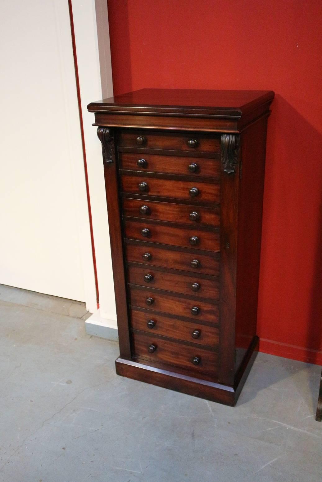 Beautiful antique mahogany wellington chest of drawers in good original condition. Warm deep mahogany color. With the right style, all drawers can be closed in one go. This is the hallmark of a wellington chest of drawers. Due to the modest