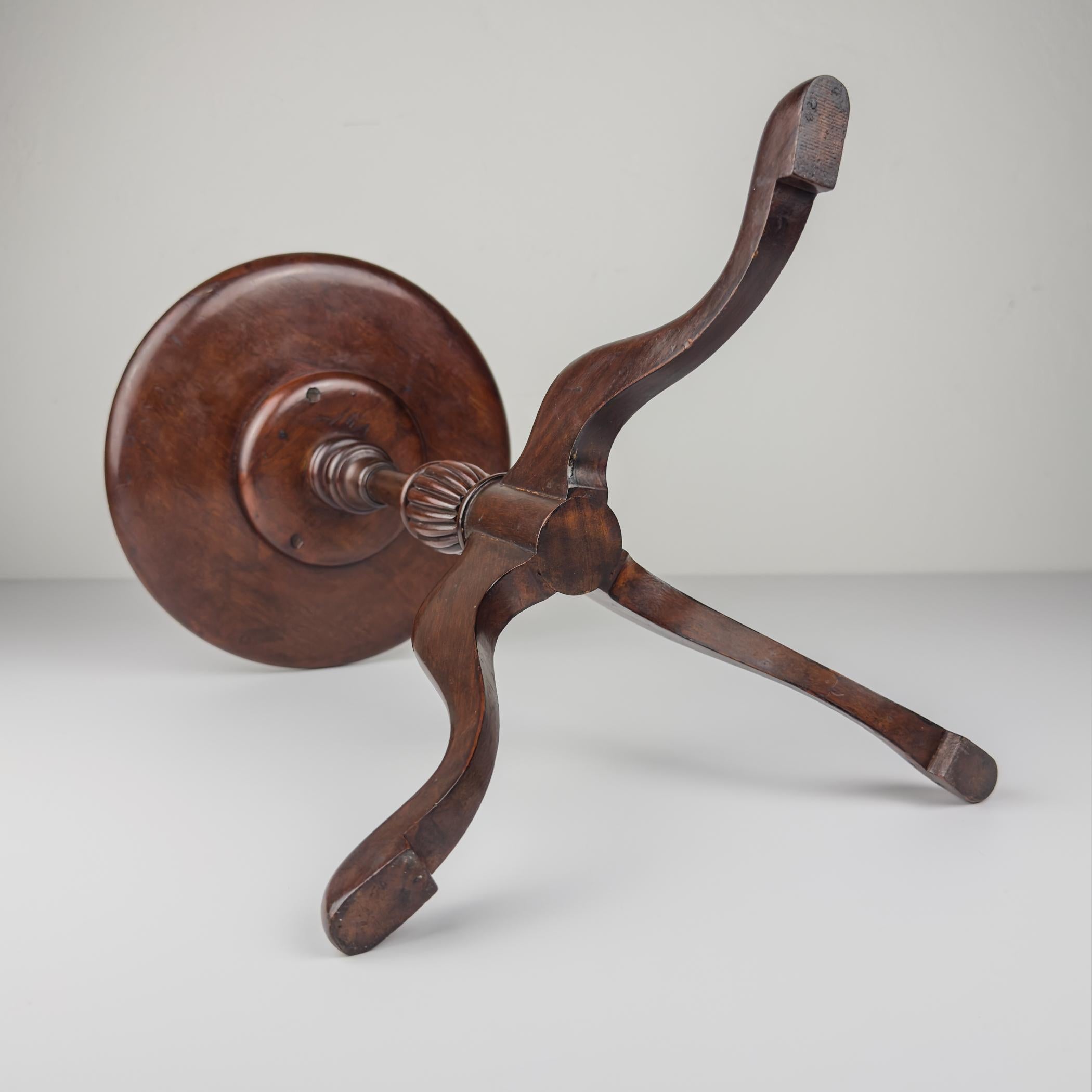 Table à vin ancienne en acajou, Angleterre, années 1900 en vente 8