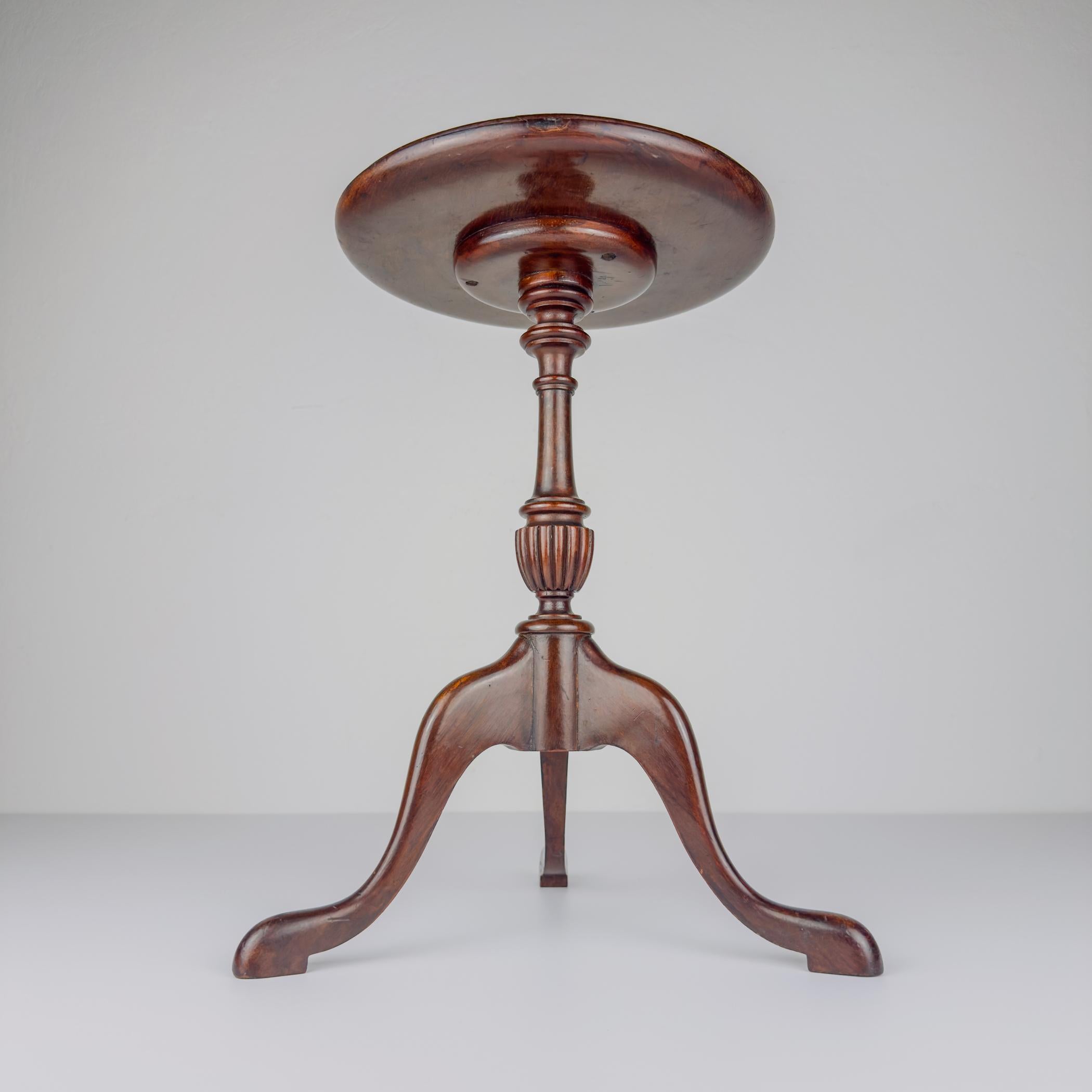 Ancienne petite table à vin circulaire en acajou massif sur des pieds tripodes, avec une incrustation centrale d'éventail sur le dessus. Datant de la période 1890-1910.

Très bon état vintage.

Dimensions :
Largeur : 27 cm
Hauteur : 42 cm

Nous