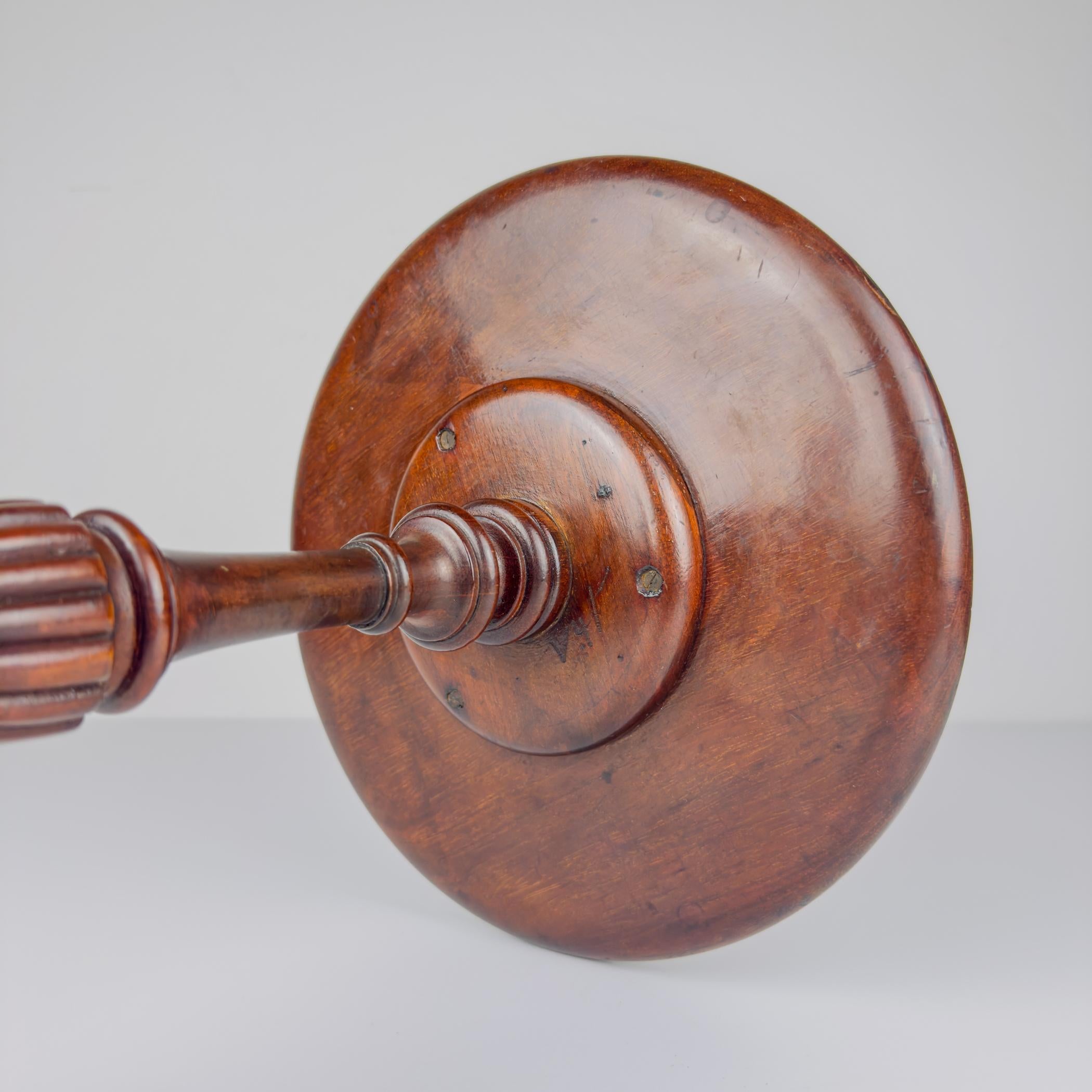 Table à vin ancienne en acajou, Angleterre, années 1900 Bon état - En vente à Miklavž Pri Taboru, SI