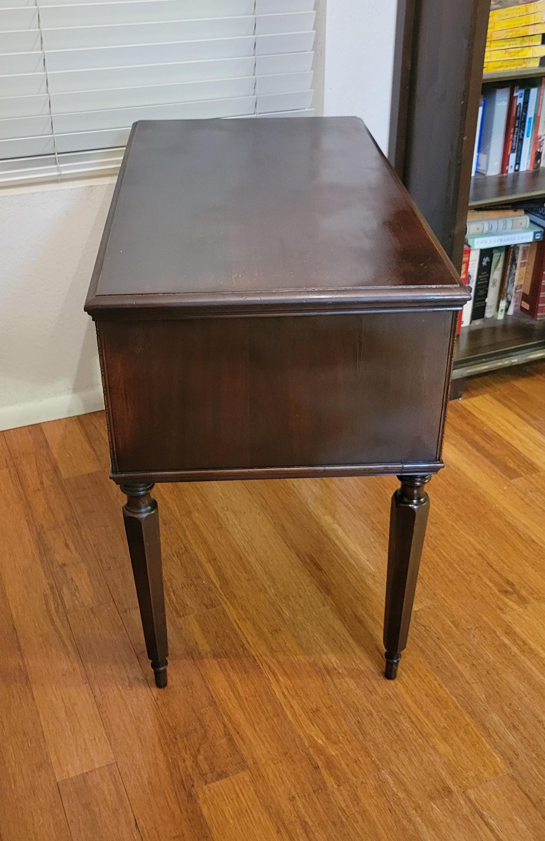 Bureau ancien en acajou avec 5 tiroirs 5