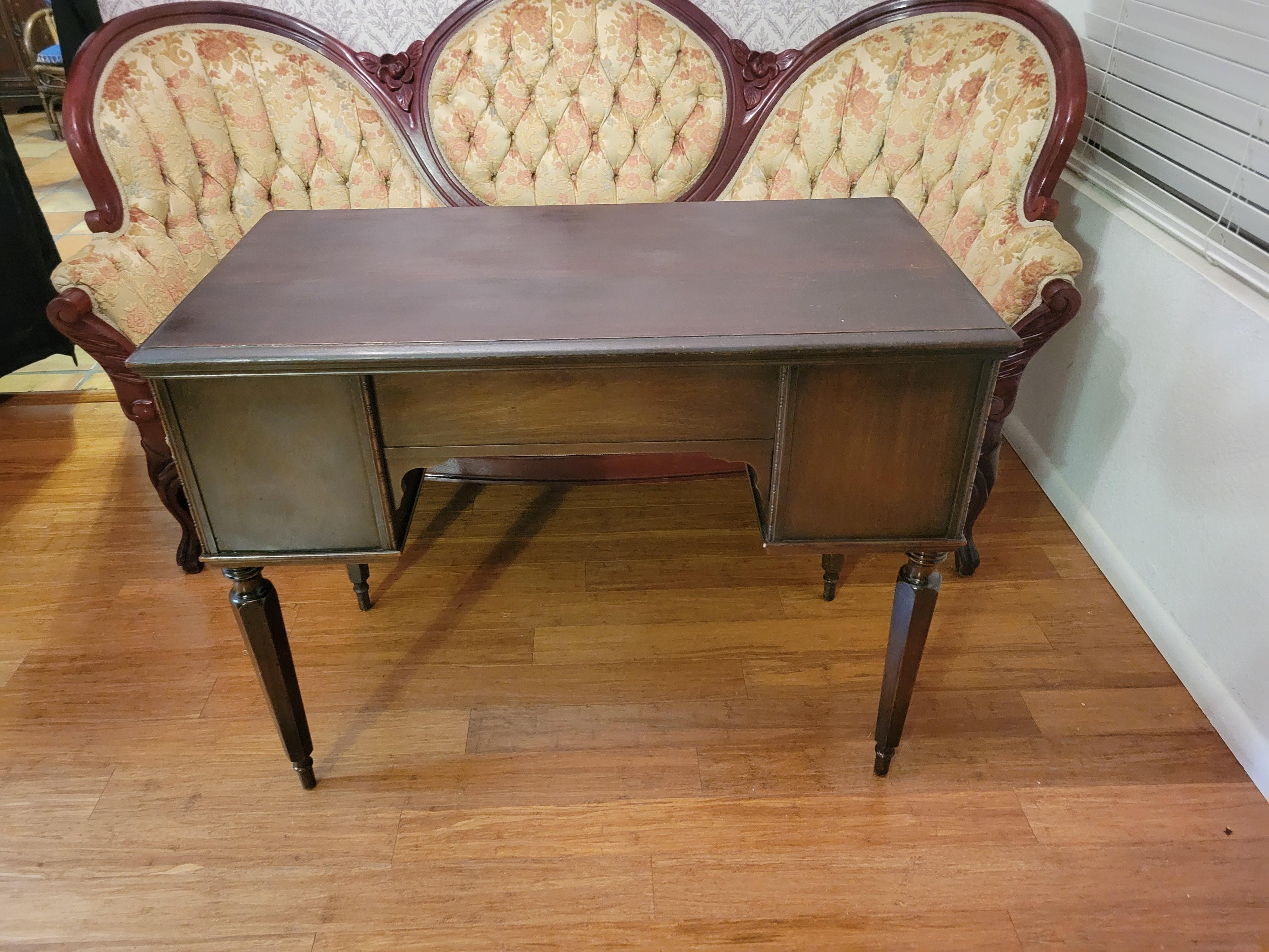 Bureau ancien en acajou avec 5 tiroirs 6