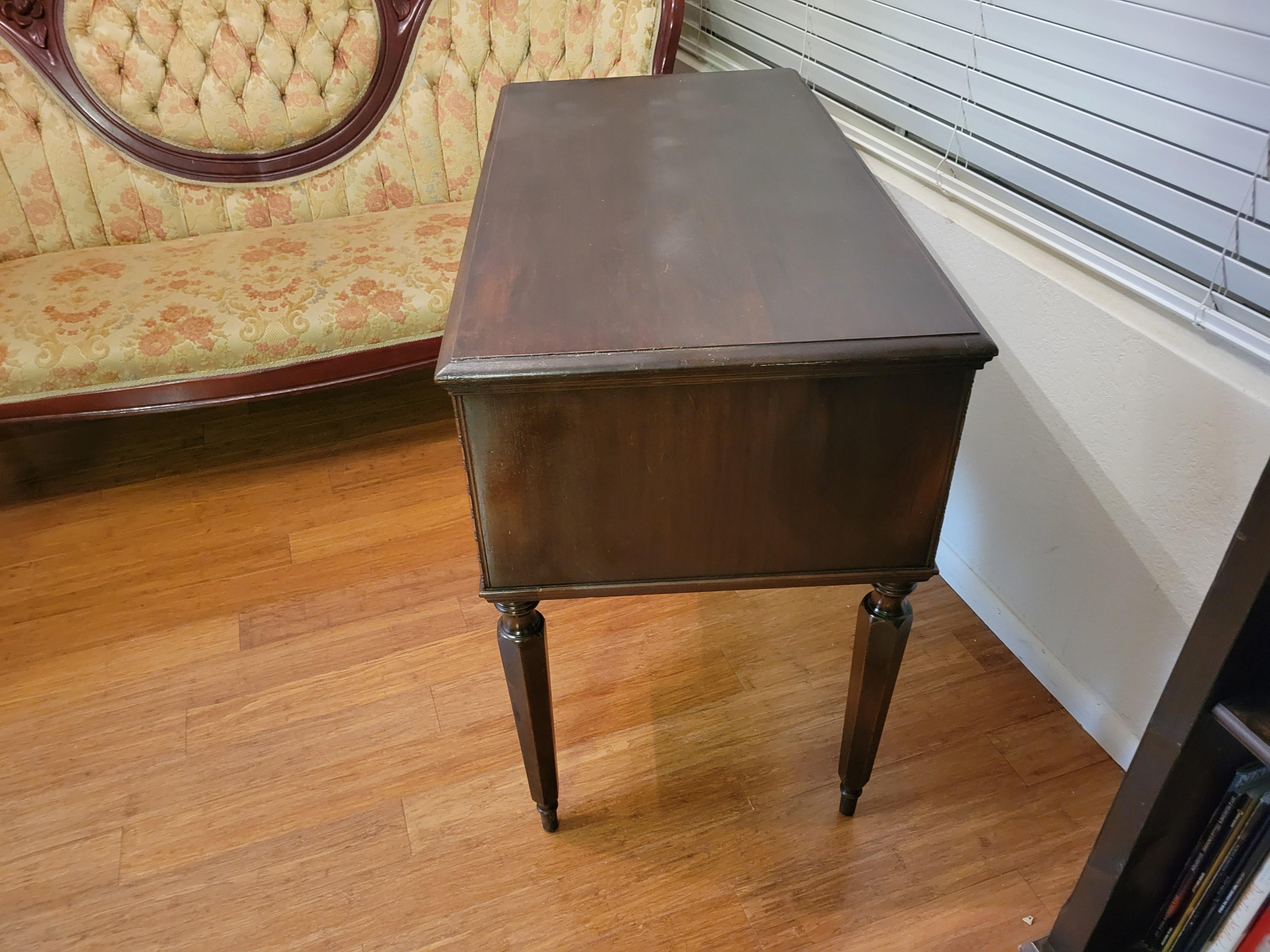 Bureau ancien en acajou avec 5 tiroirs 7